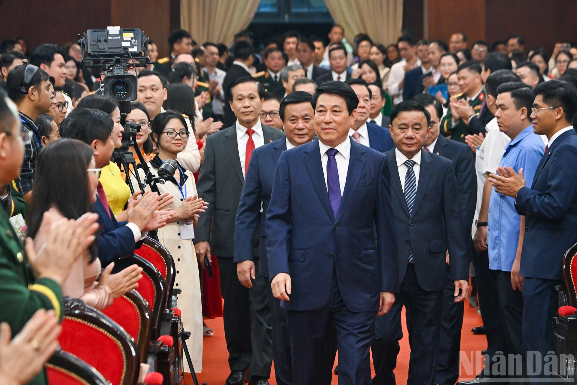 El presidente Luong Cuong, junto con dirigentes del Partido y del Estado, asiste a la ceremonia. (Foto: VNA) El presidente Luong Cuong, junto con dirigentes del Partido y del Estado, asiste a la ceremonia. (Foto: VNA)