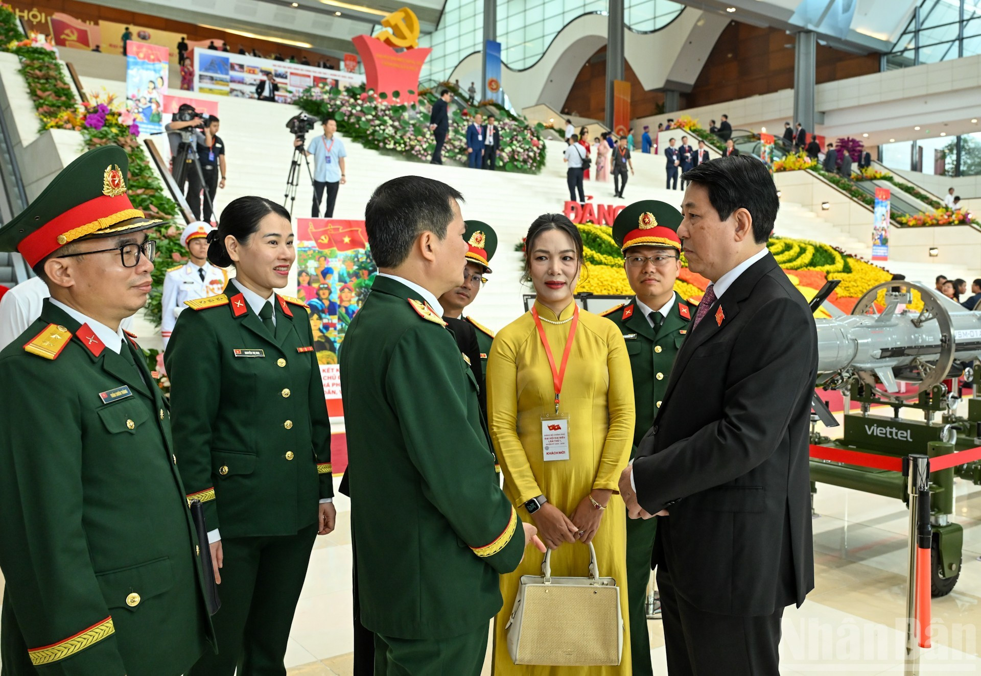 El presidente de Vietnam, Luong Cuong, conversa con los delegados.
