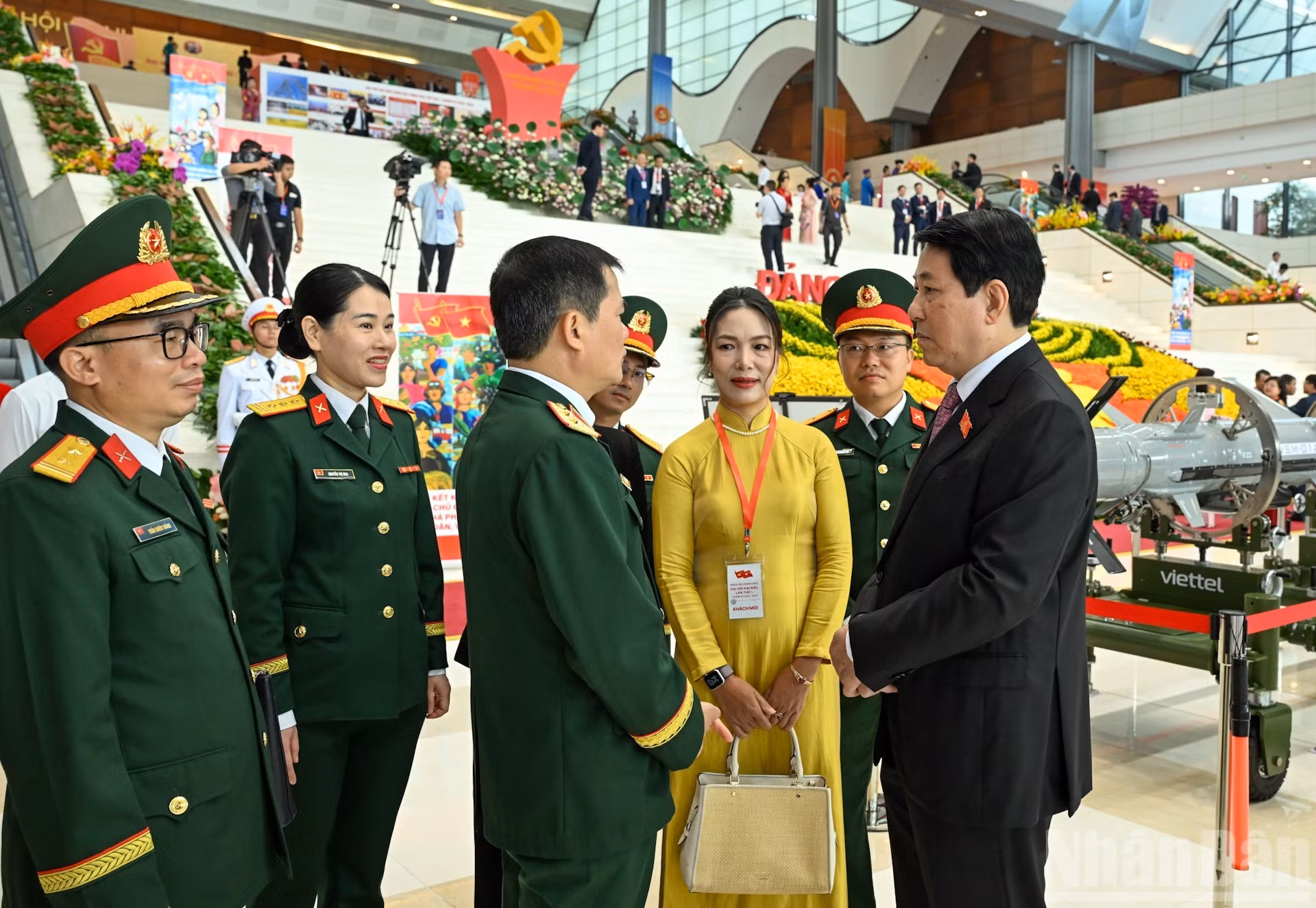El presidente de Vietnam, Luong Cuong, conversa con los delegados.