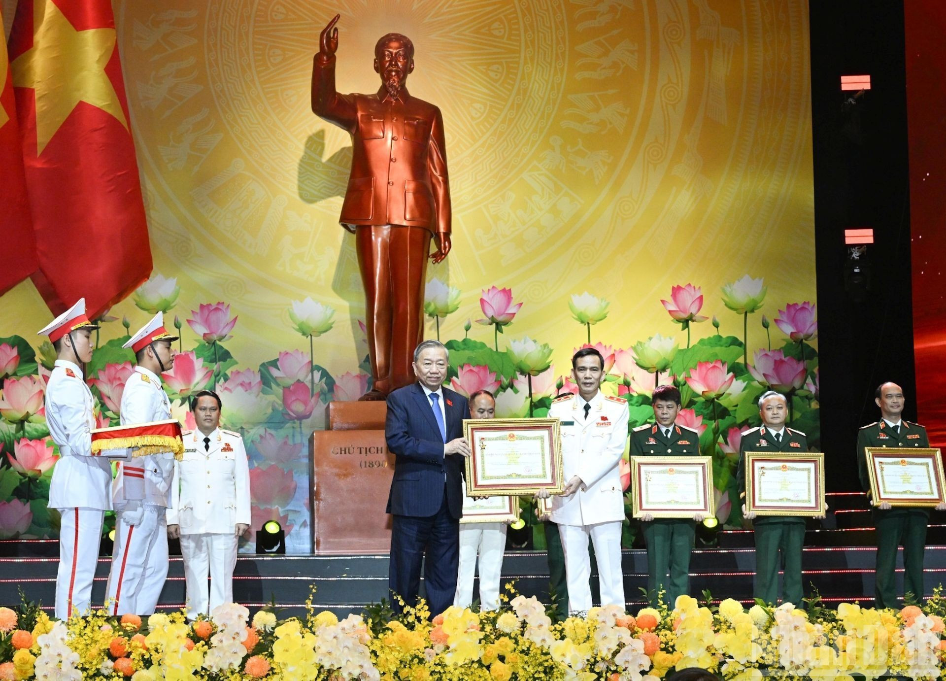 El secretario general del Partido Comunista de Vietnam, To Lam, entrega el título de Héroe de las Fuerzas Armadas Populares a colectivos e individuos destacados.