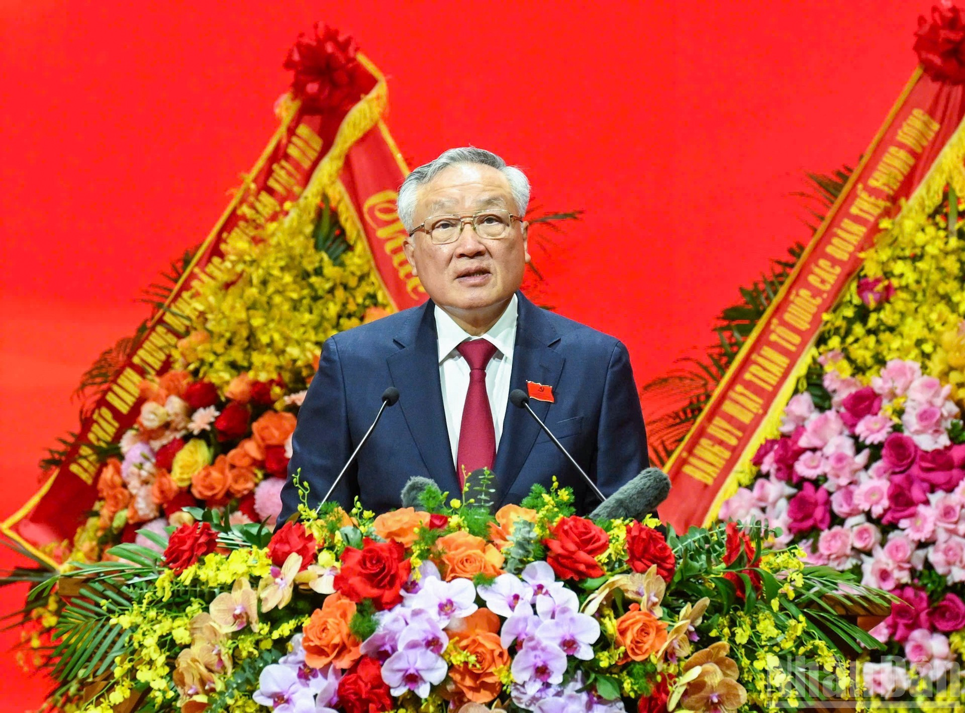 El viceprimer ministro permanente, Nguyen Hoa Binh, presenta el informe político. El viceprimer ministro permanente, Nguyen Hoa Binh, presenta el informe político.