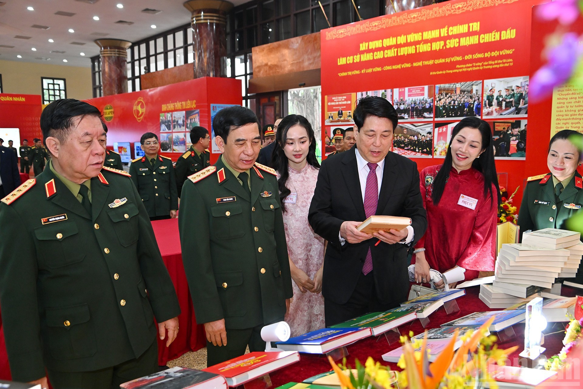 El presidente Luong Cuong y los delegados visitan la exposición.