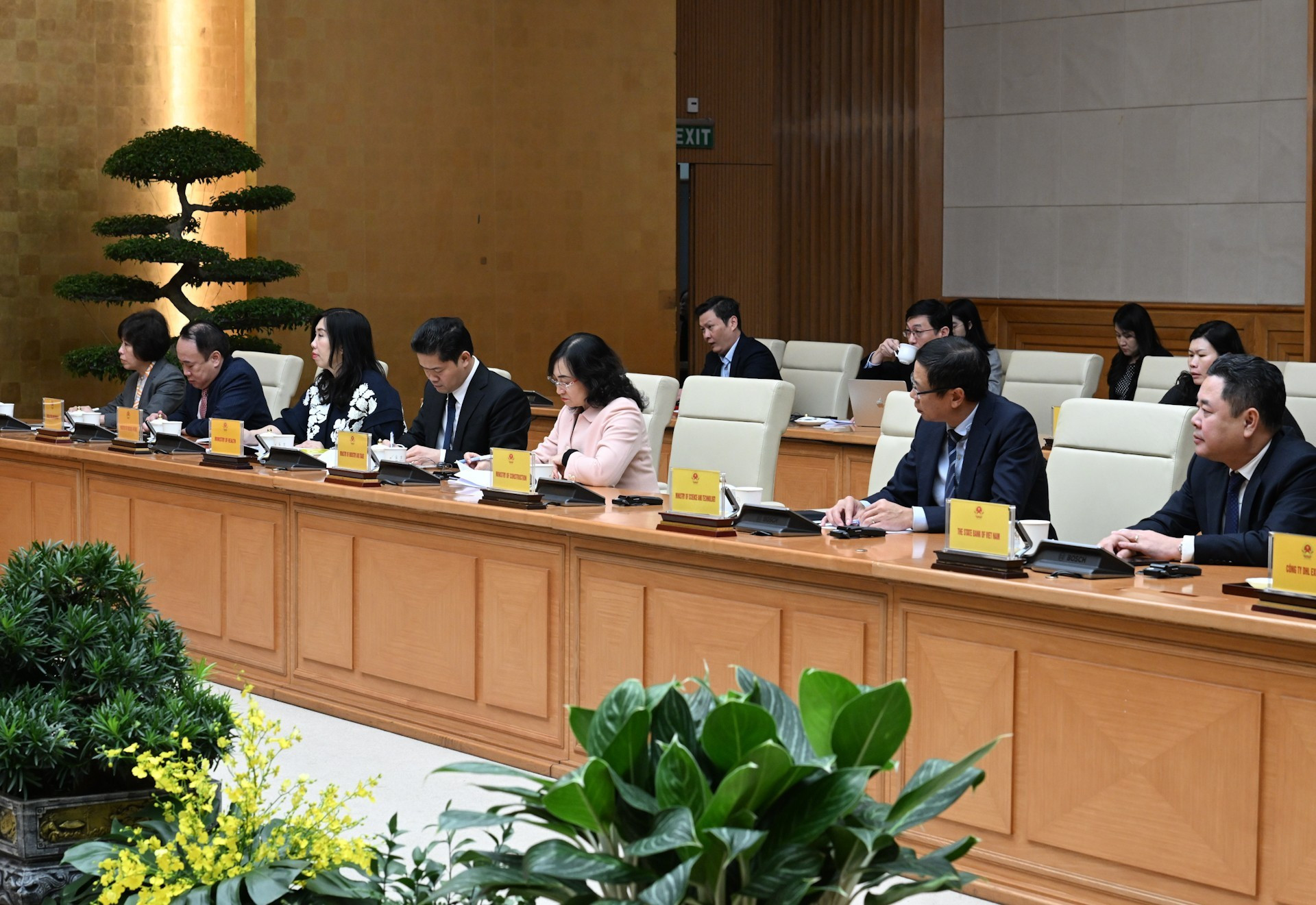 Representantes de los ministerios y órganos del Gobierno de Vietnam asisten al encuentro.