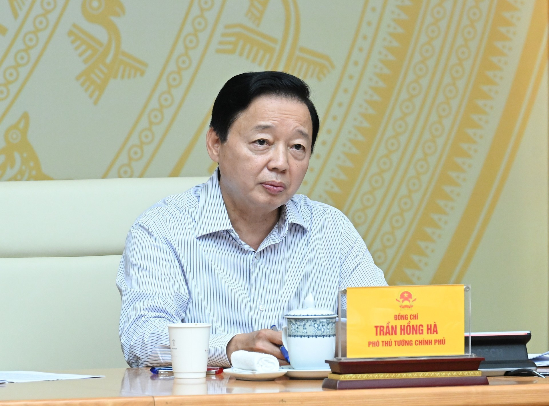 El viceprimer ministro Tran Hong Ha interviene en la conferencia.