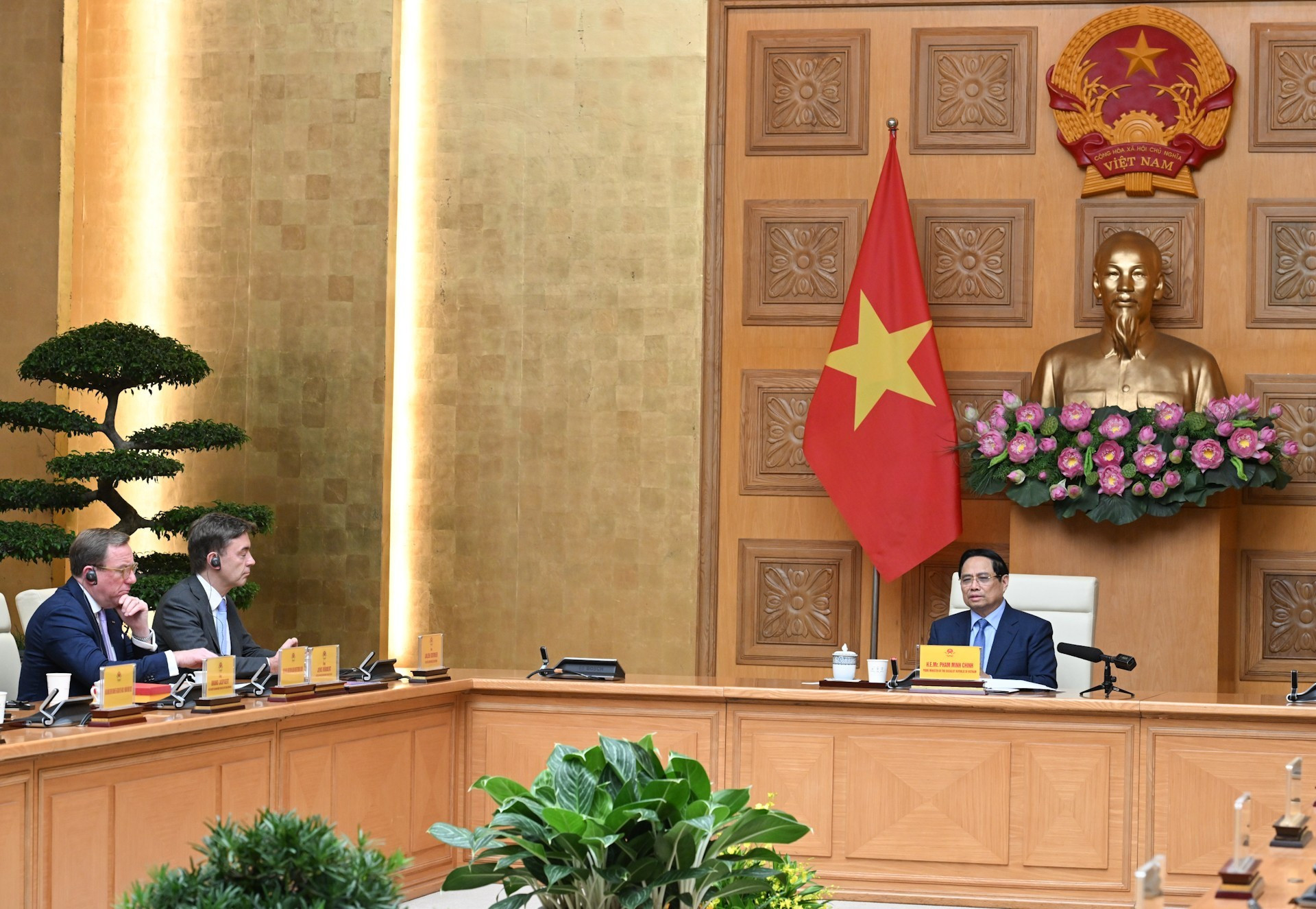 El primer ministro Pham Minh Chinh recibe a la delegación empresarial de EU-ABC y EuroCham.