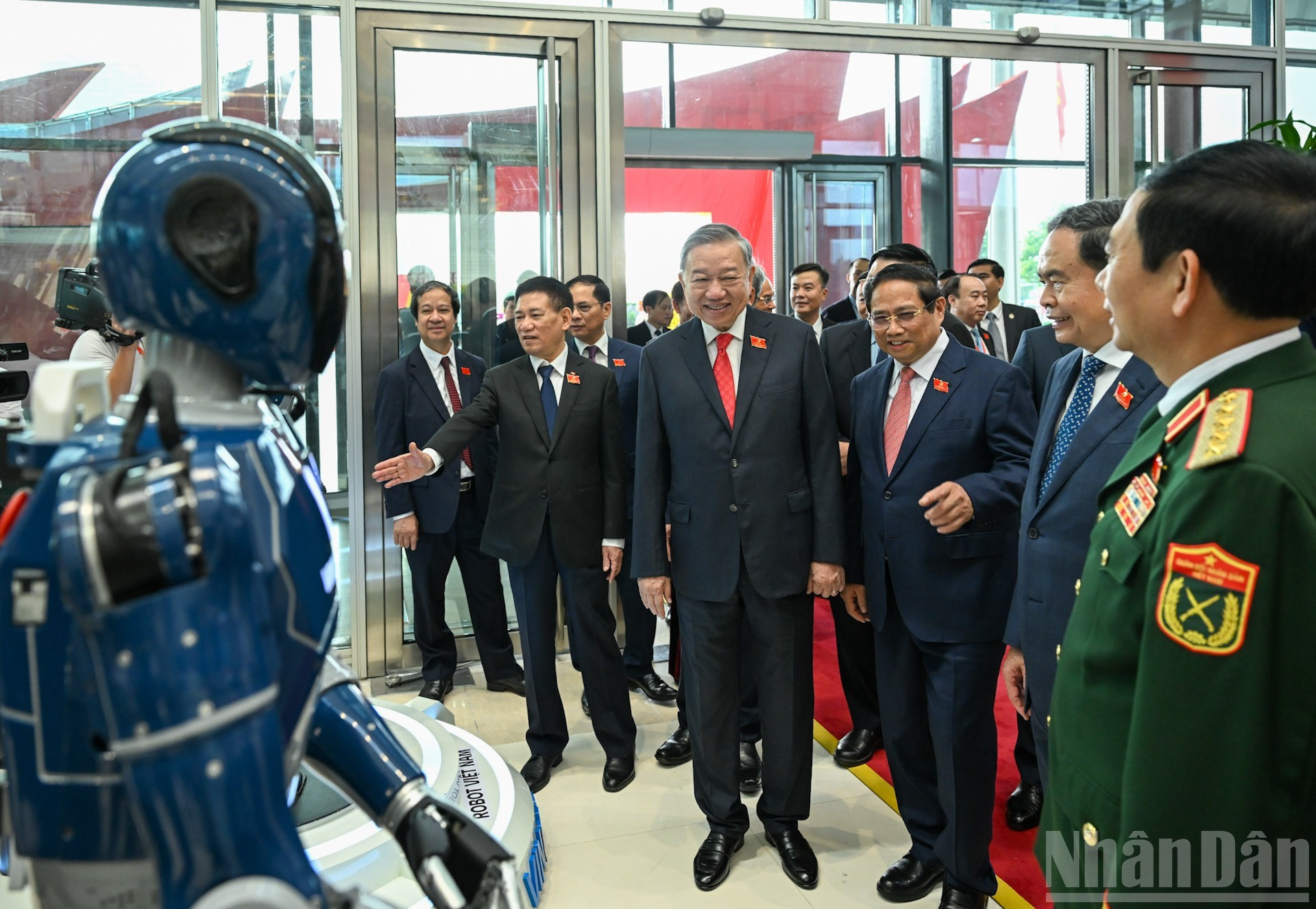El secretario general del PCV, To Lam, y otros dirigentes del Partido y del Estado visitan la exposición sobre los logros en saludo a la primera asamblea del Comité partidista del Gobierno.