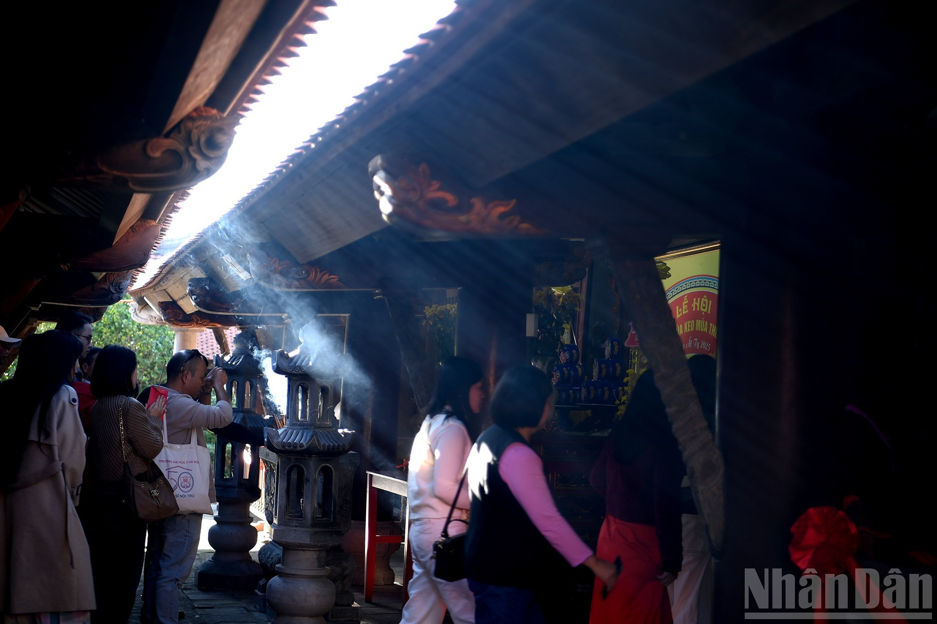Visitantes realizan ofrendas en la pagoda.