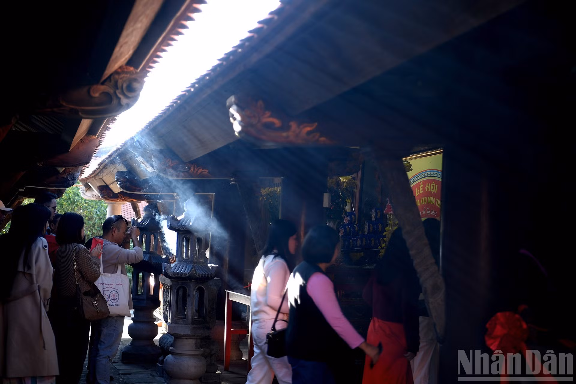 Visitantes realizan ofrendas en la pagoda.