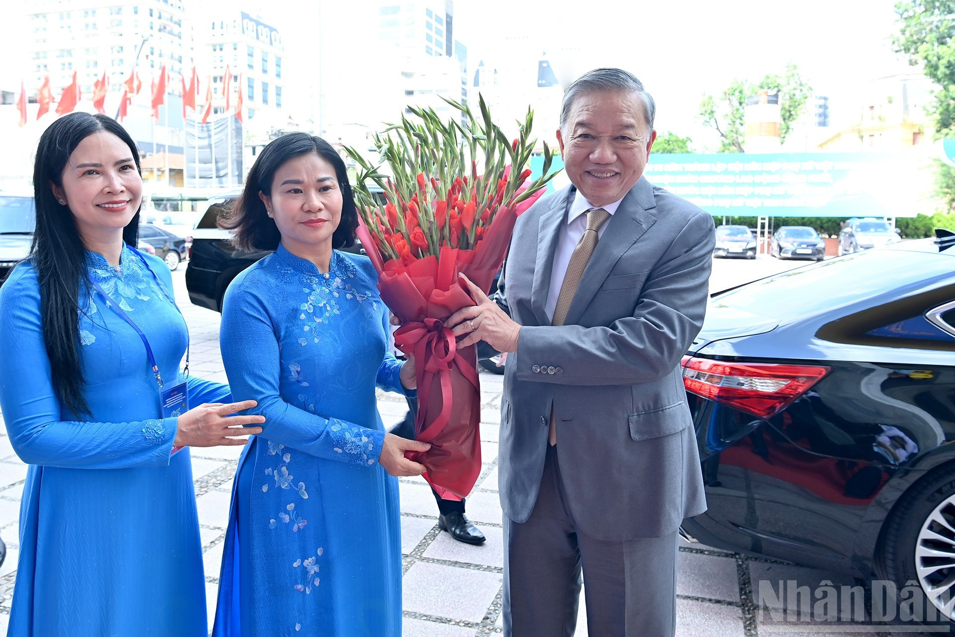 El secretario general del PCV, To Lam, en la ceremonia por el 95º aniversario de la fundación de la Unión de Mujeres de Vietnam. El secretario general del PCV, To Lam, en la ceremonia por el 95º aniversario de la fundación de la Unión de Mujeres de Vietnam.