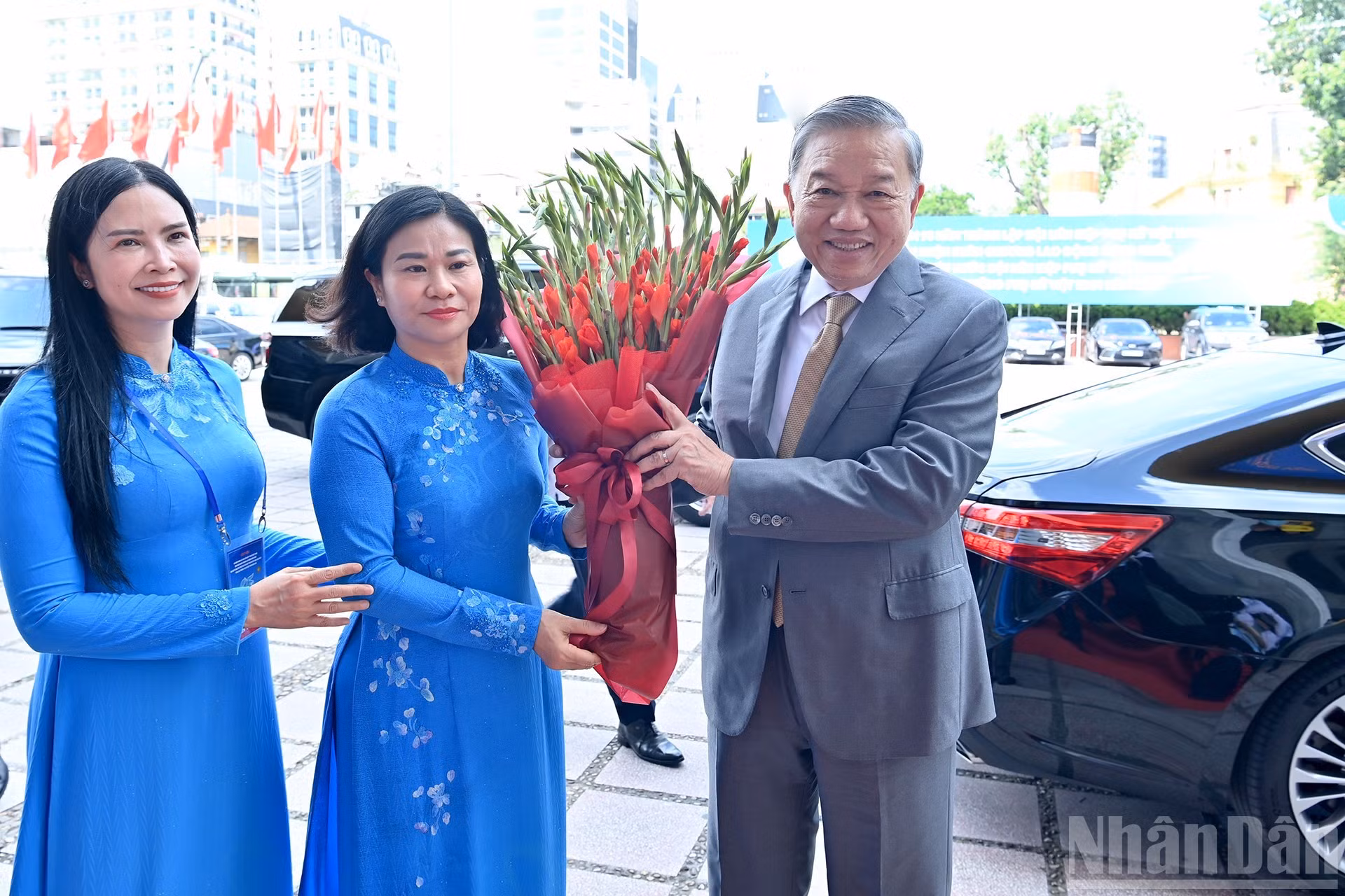 El secretario general del PCV, To Lam, en la ceremonia por el 95º aniversario de la fundación de la Unión de Mujeres de Vietnam.