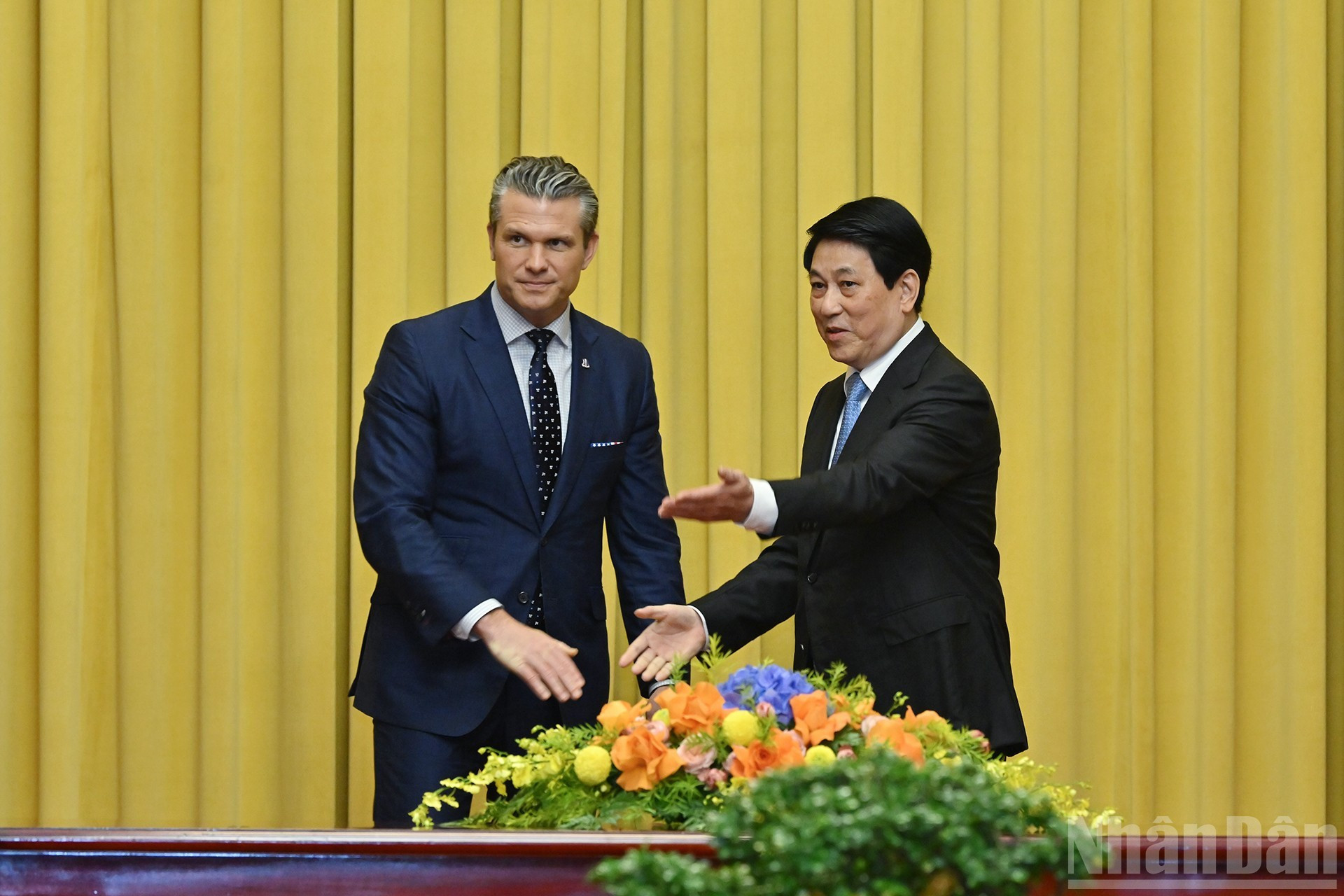 El presidente de Vietnam, Luong Cuong, y el secretario de Guerra de Estados Unidos, Pete Hegseth.