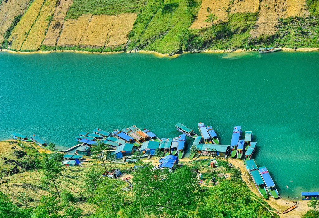 En los últimos diez años, además de la pesca, los habitantes locales han obtenido ingresos estables gracias al desarrollo de los servicios turísticos fluviales. Los paseos en barco por el río Nho Que y el barranco de Tu San atrae a numerosos visitantes, con un precio aproximado de cuatro dólares estadounidenses por trayecto. (Foto: baoquangninh.vn)