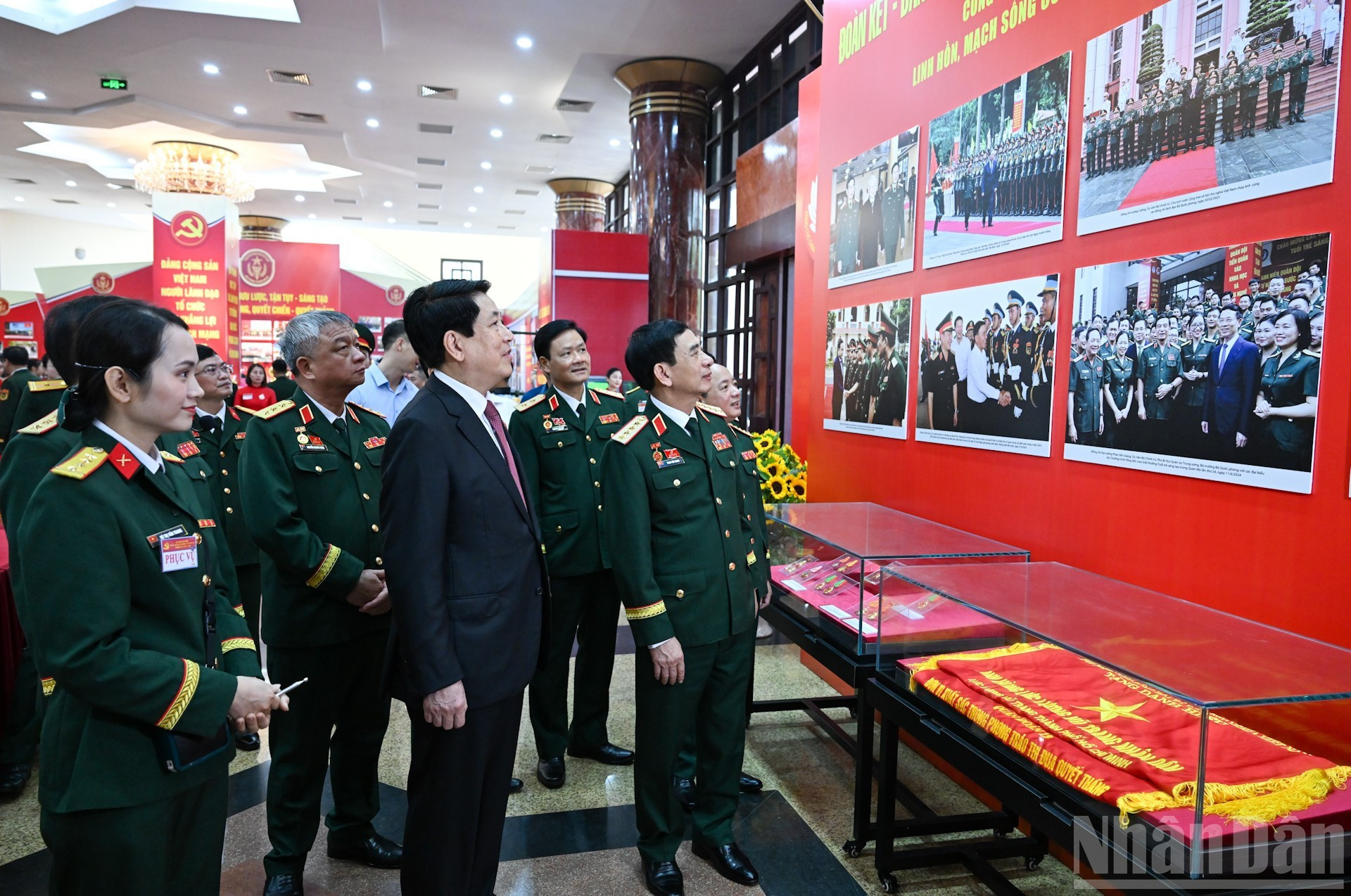 El presidente Luong Cuong y los delegados visitan una exposición efectuada en el marco de la XII Asamblea del Comité partidista del EPV. El presidente Luong Cuong y los delegados visitan una exposición efectuada en el marco de la XII Asamblea del Comité partidista del EPV.