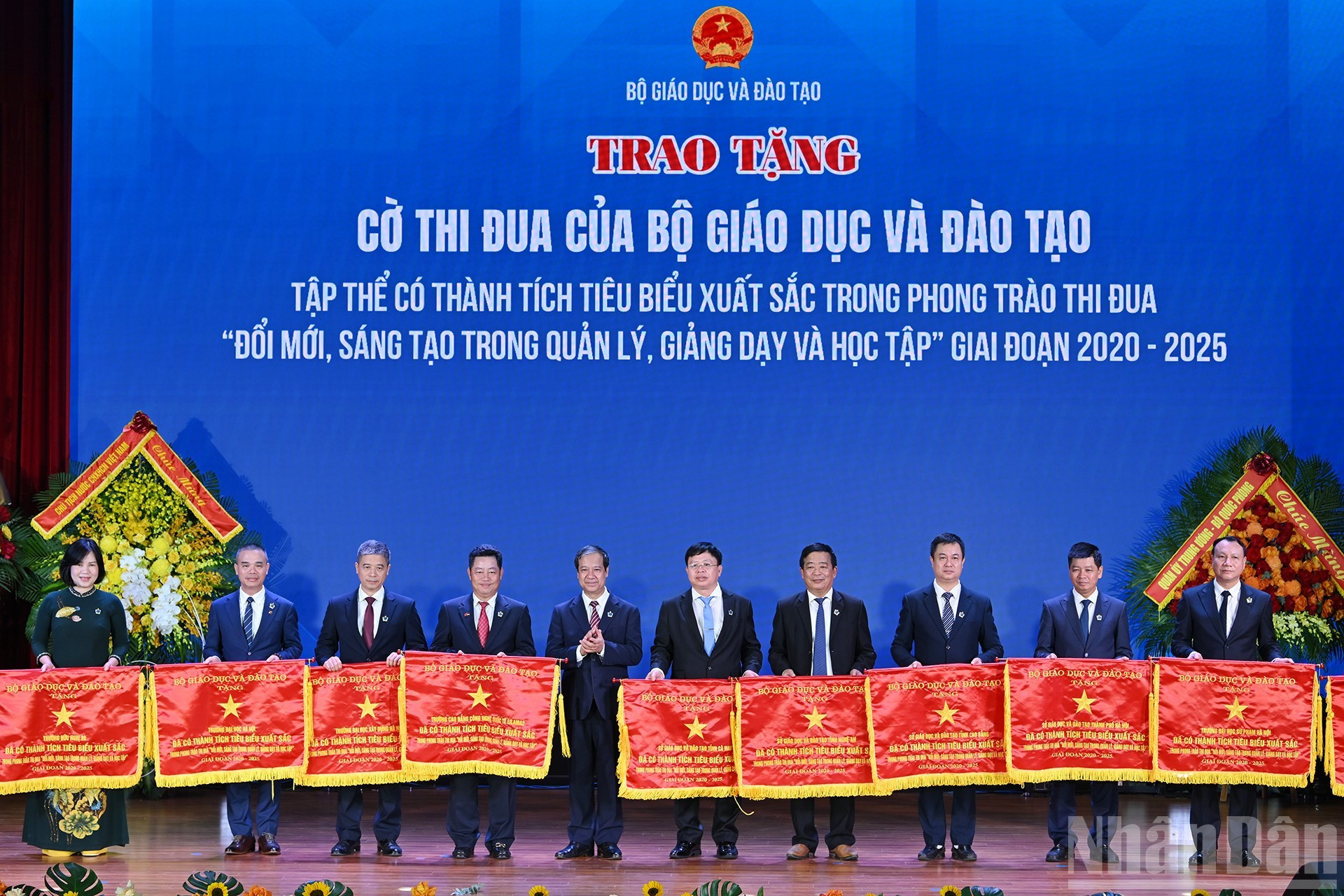 El ministro Nguyen Kim Son entrega la Bandera de Emulación a colectivos con logros destacados en el movimiento “Innovación y creatividad en gestión, docencia y aprendizaje” durante el período 2020–2025.