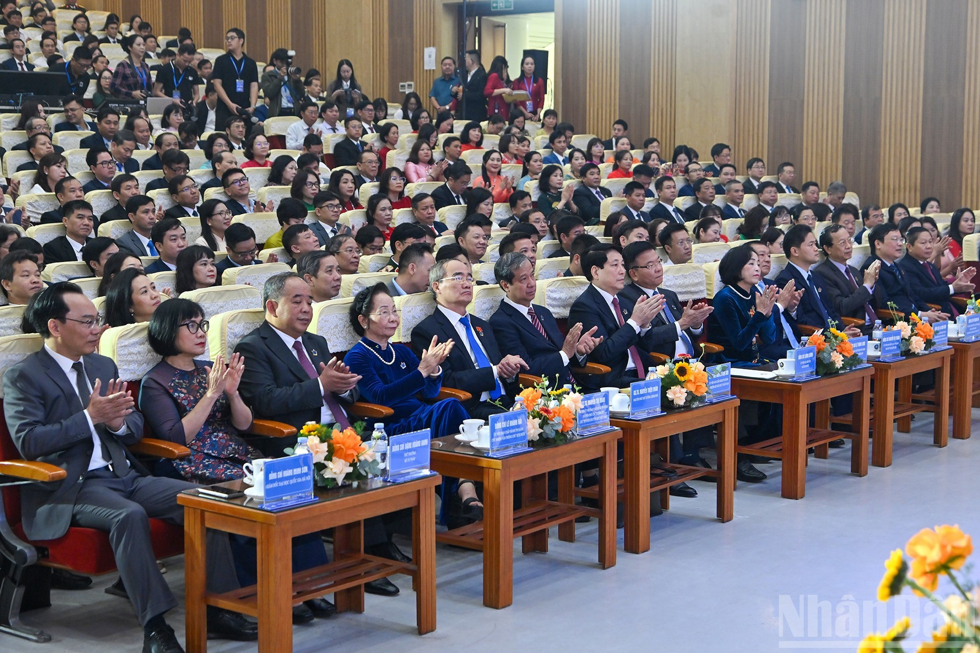 El presidente Luong Cuong y los delegados a la ceremonia.