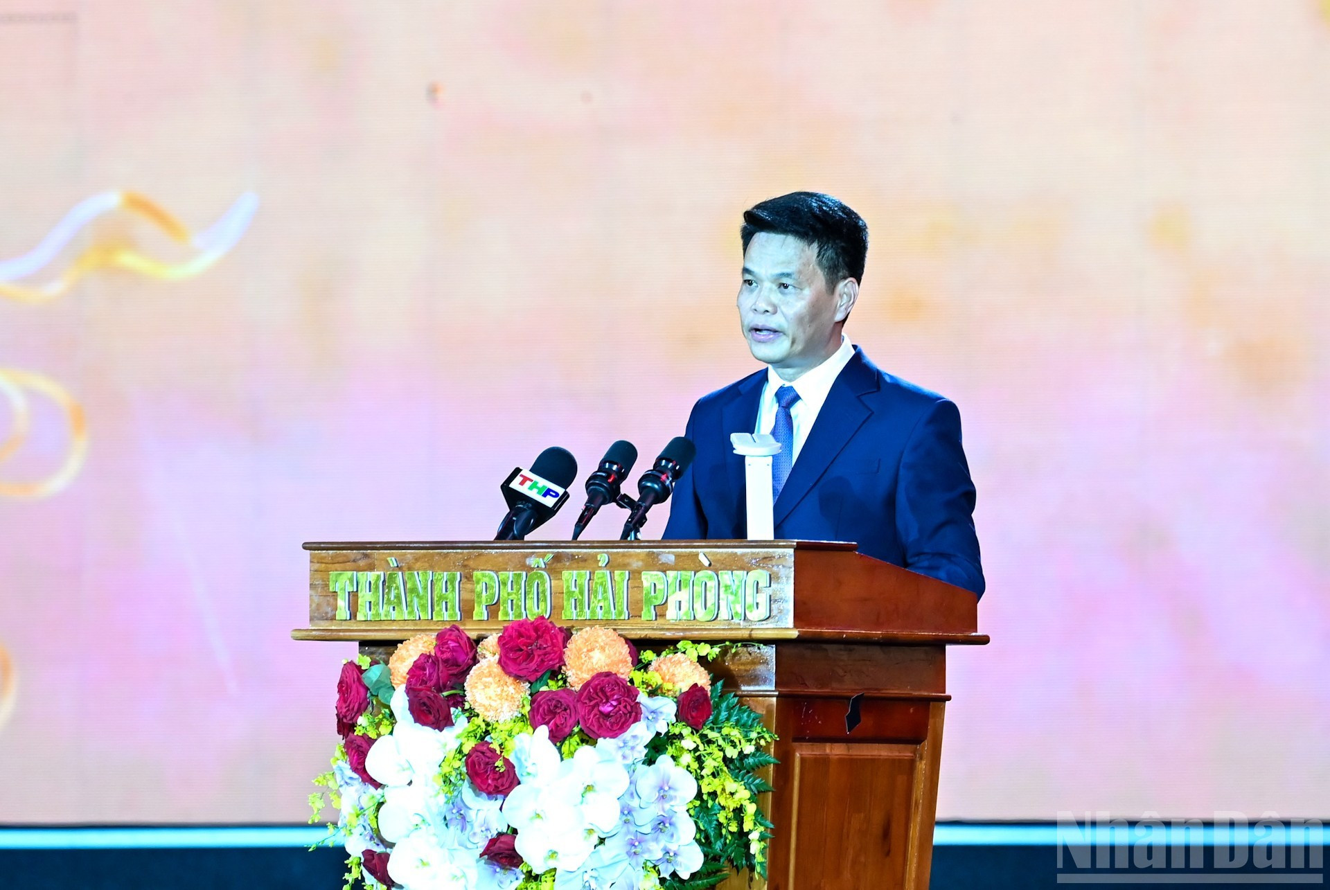 El presidente del Comité Popular de Hai Phong, Le Ngoc Chau, pronuncia el discurso. El presidente del Comité Popular de Hai Phong, Le Ngoc Chau, pronuncia el discurso.