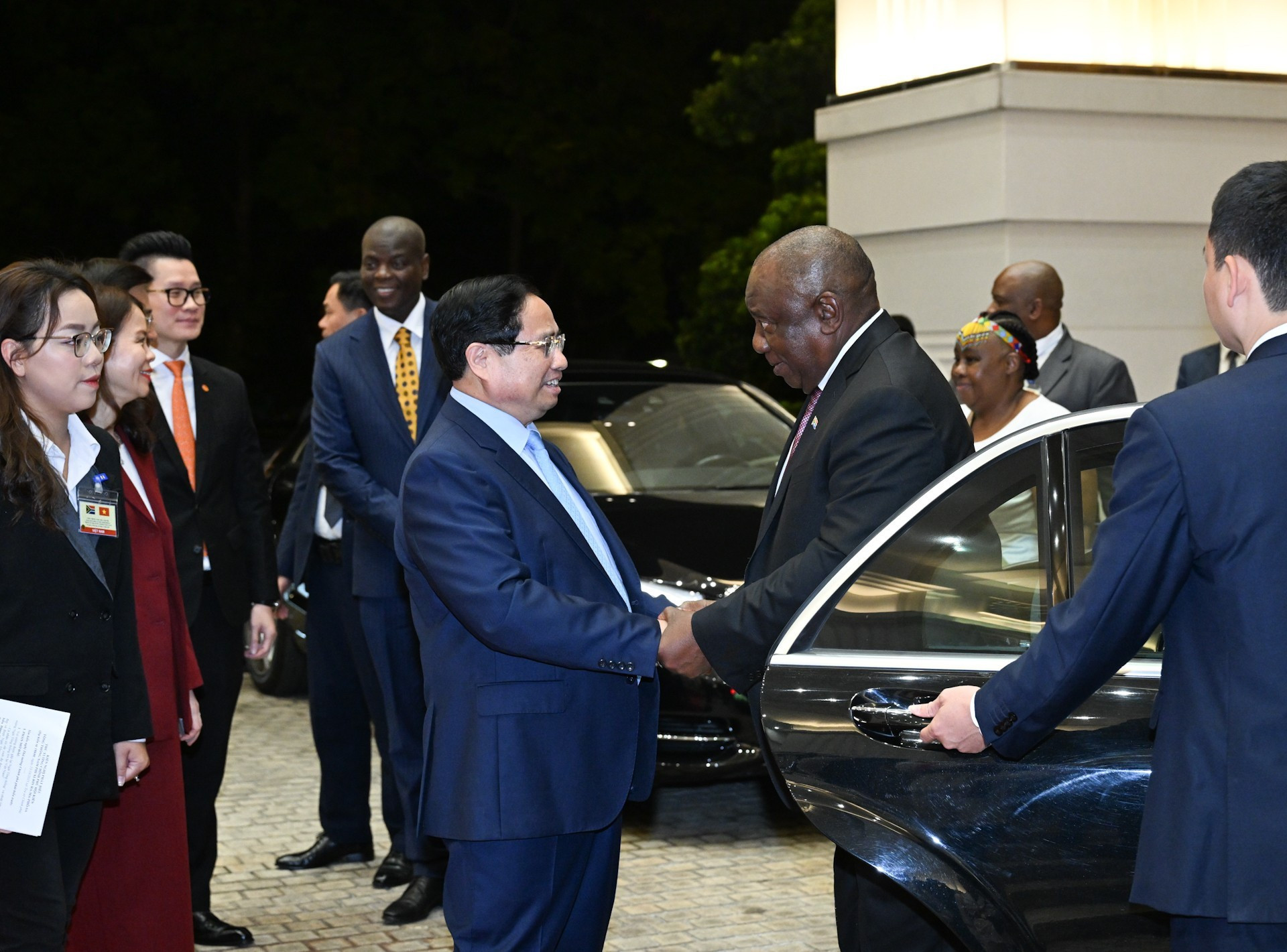 El primer ministro Pham Minh Chinh recibe al presidente de Sudáfrica, Matamela Cyril Ramaphosa. El primer ministro Pham Minh Chinh recibe al presidente de Sudáfrica, Matamela Cyril Ramaphosa.