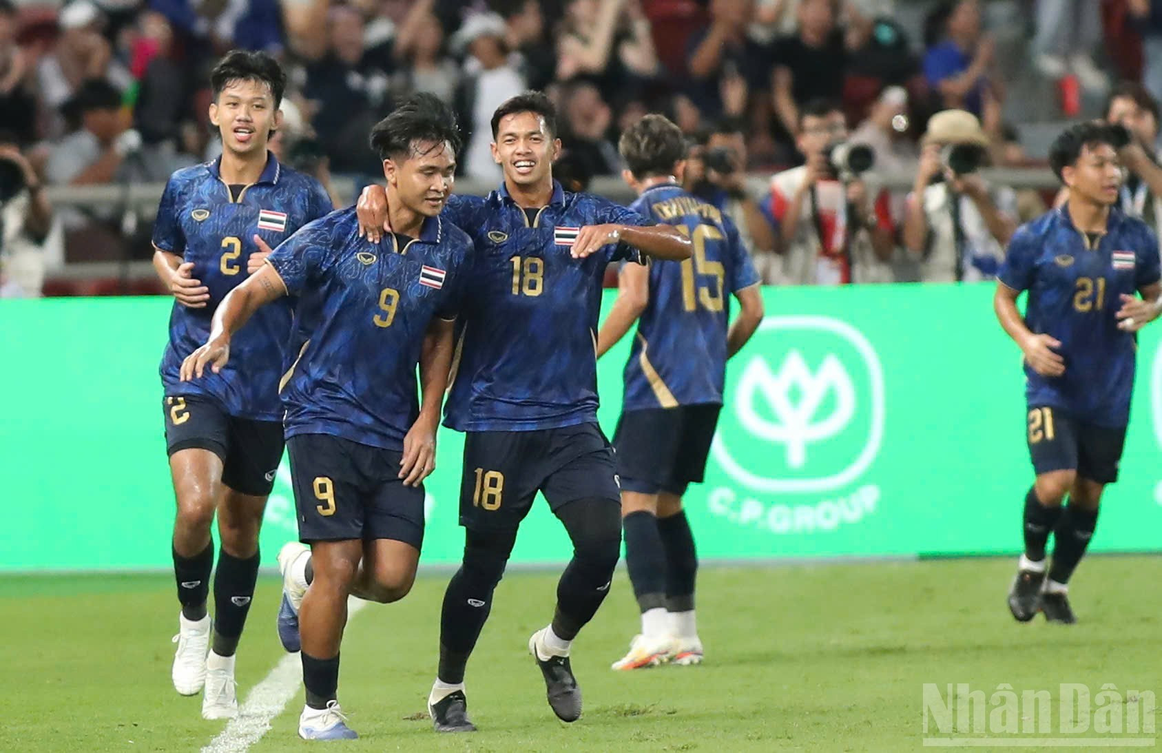 En el minuto 20, Yotsakorn Burapha abre el marcador para la selección tailandesa con un tiro libre desde las inmediaciones del área, ejecutado con un preciso disparo colocado. El portero Nguyen Trung Kien se lanza con todo, alcanza a tocar el balón, pero no puede detenerlo.