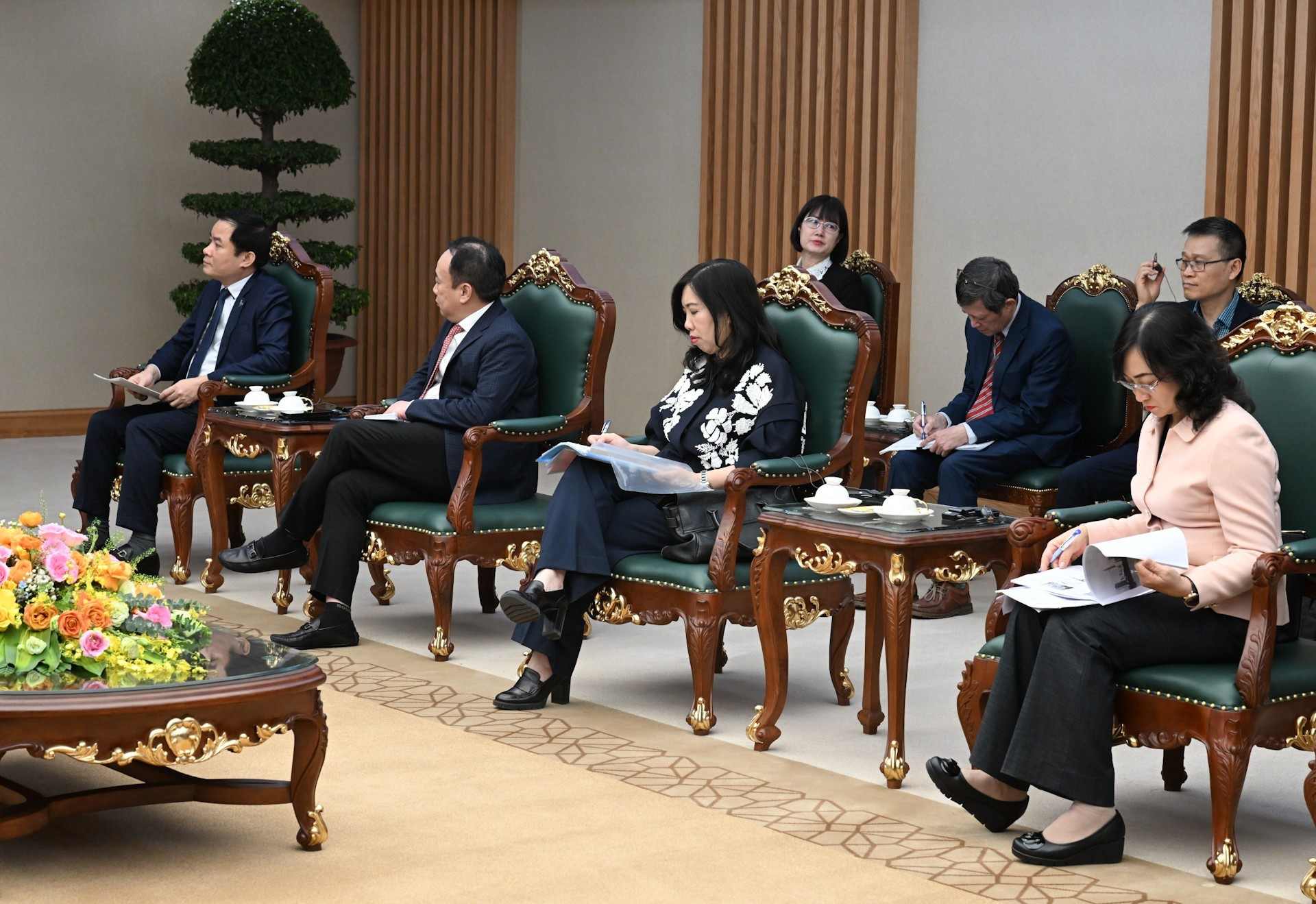 Representantes de los ministerios y órganos del Gobierno de Vietnam asisten al encuentro.