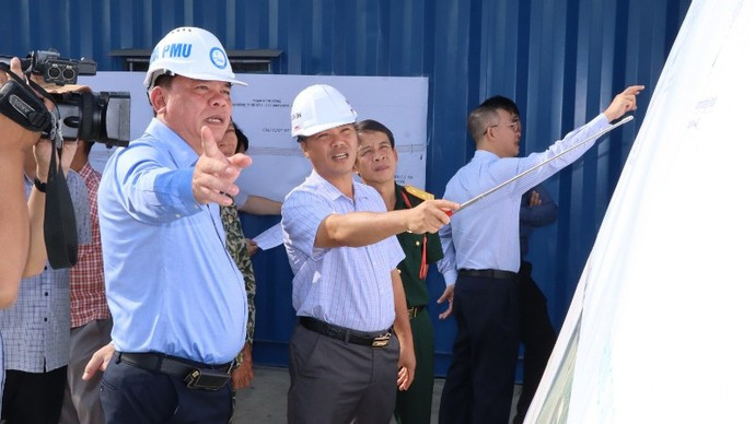 Vo Tan Duc, subsecretario del Comité del Partido y presidente del Comité Popular de la provincia de Dong Nai, entrega certificados de inversión a empresas con IED.