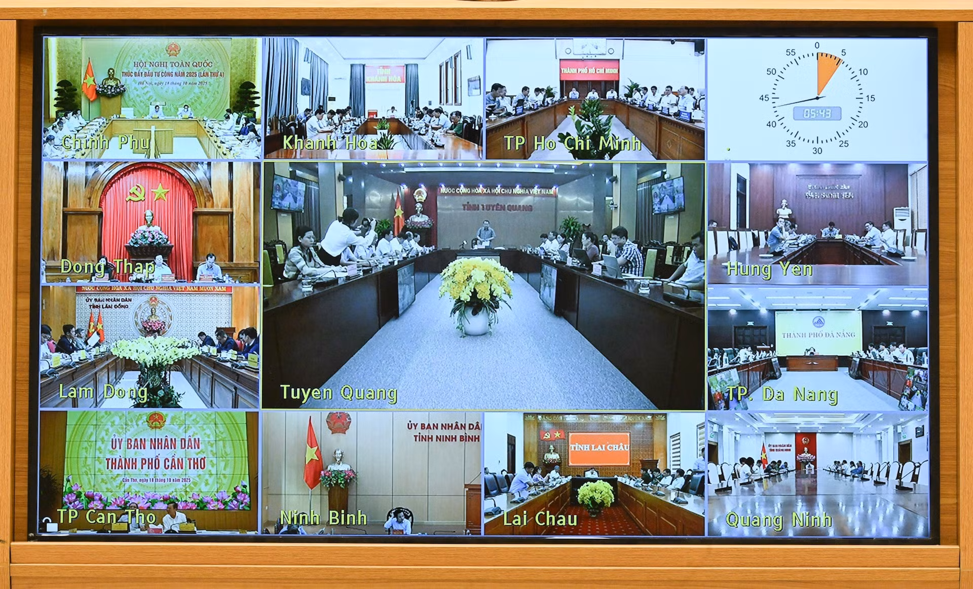 La conferencia se efectúa en la sede del Gobierno y de forma virtual con 34 provincias y ciudades del país.