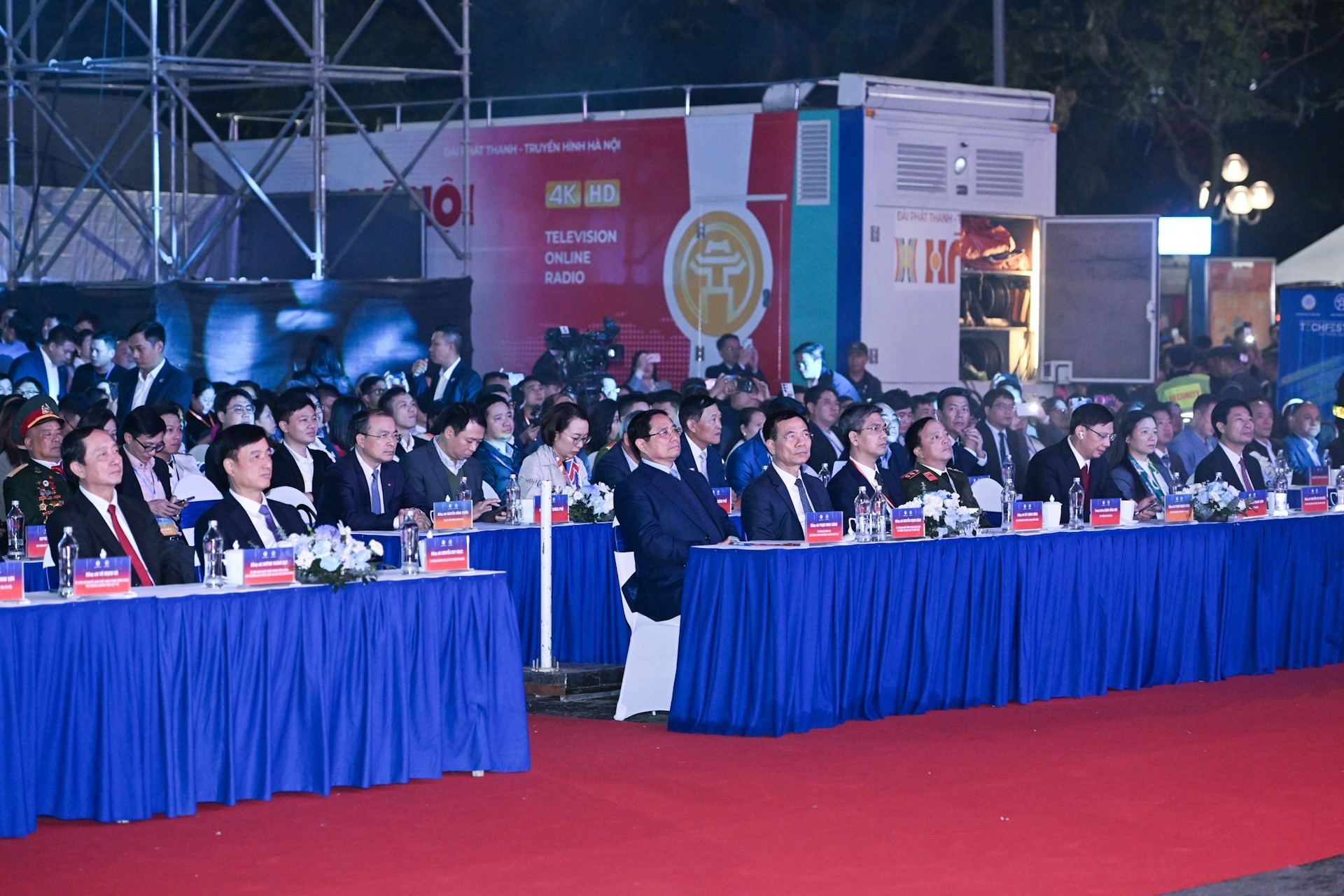 El primer ministro Pham Minh Chinh y los delegados asisten a la ceremonia inaugural del Día Nacional del Emprendimiento Innovador de Vietnam 2025.