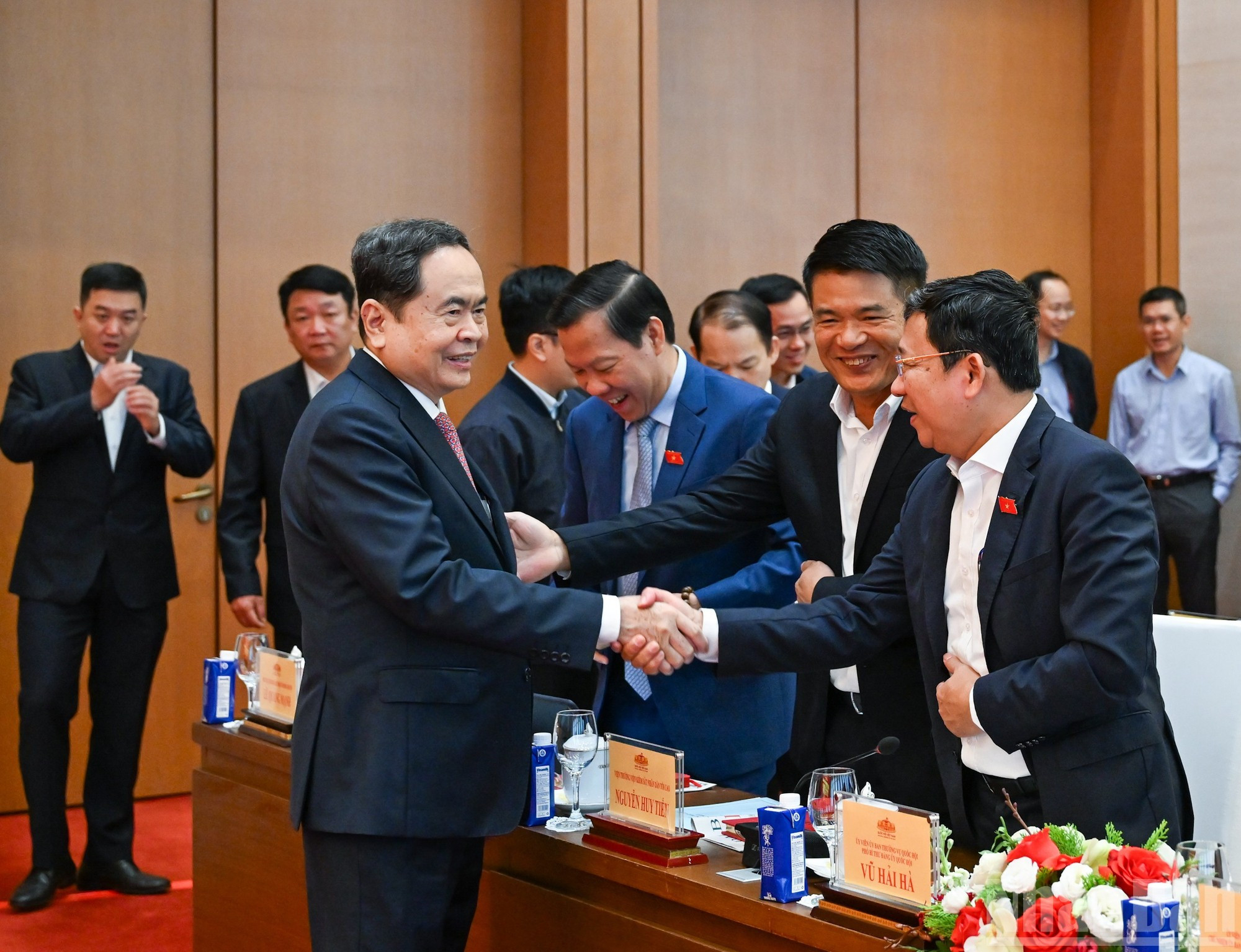 El presidente del Parlamento, Tran Thanh Man, y los delegados en el foro.