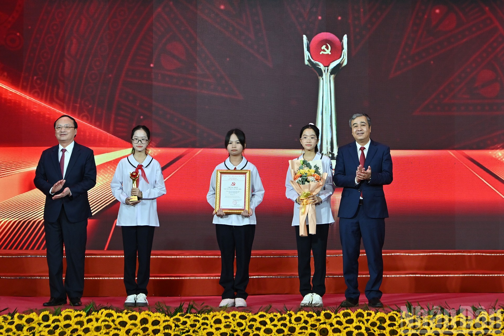 El subjefe de la Comisión de Propaganda, Educación y Movilización de Masas del Comité Central del PCV, Ngo Dong Hai, y el director general de la Voz de Vietnam, Do Tien Sy, entregan premios a los autores jóvenes más destacados. (Foto: VNA) El subjefe de la Comisión de Propaganda, Educación y Movilización de Masas del Comité Central del PCV, Ngo Dong Hai, y el director general de la Voz de Vietnam, Do Tien Sy, entregan premios a los autores jóvenes más destacados. (Foto: VNA)