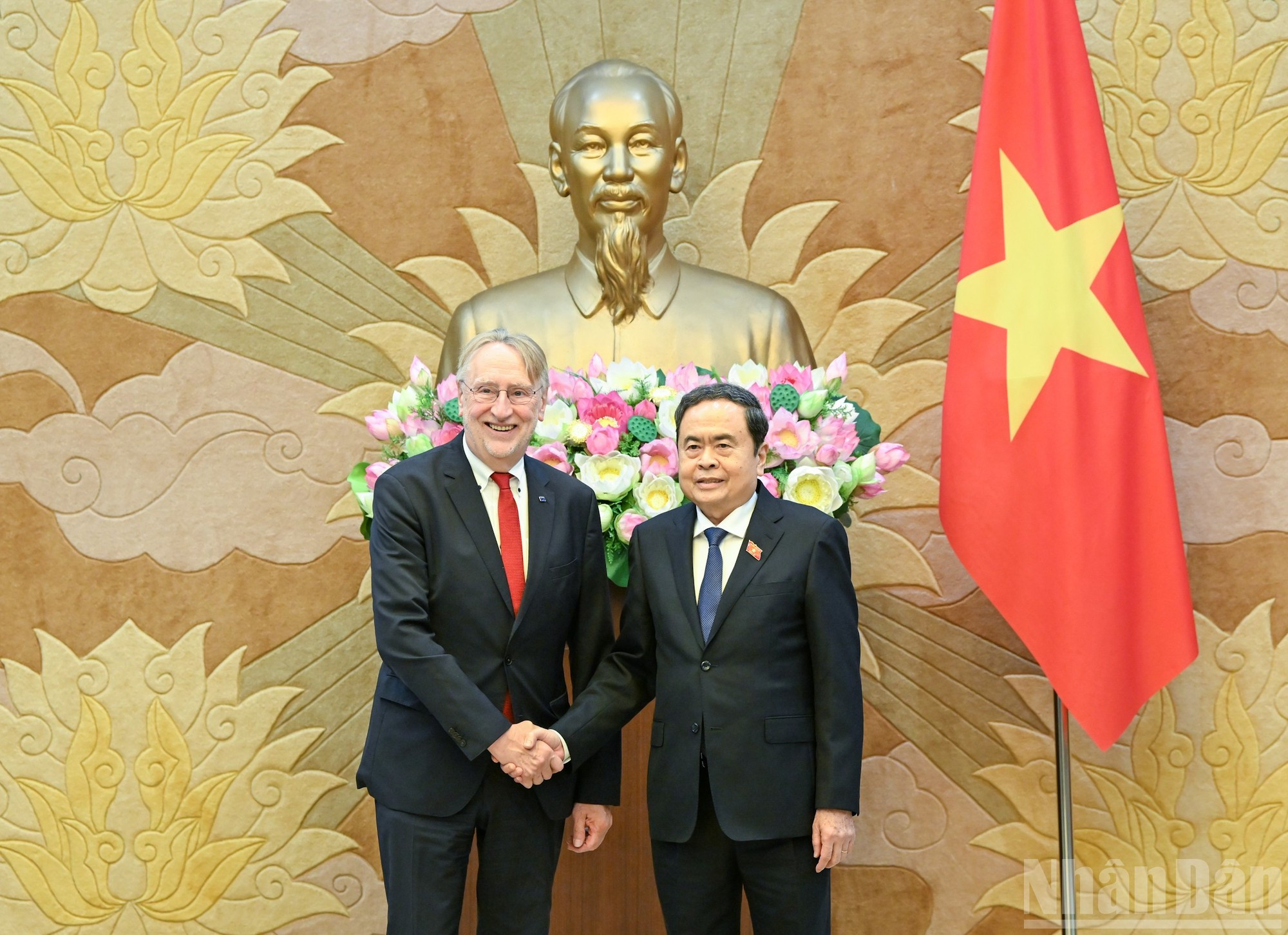 El presidente de la ANV, Tran Thanh Man, y el presidente de la Comisión de Comercio Internacional del Parlamento Europeo, Bernd Lange. El presidente de la ANV, Tran Thanh Man, y el presidente de la Comisión de Comercio Internacional del Parlamento Europeo, Bernd Lange.