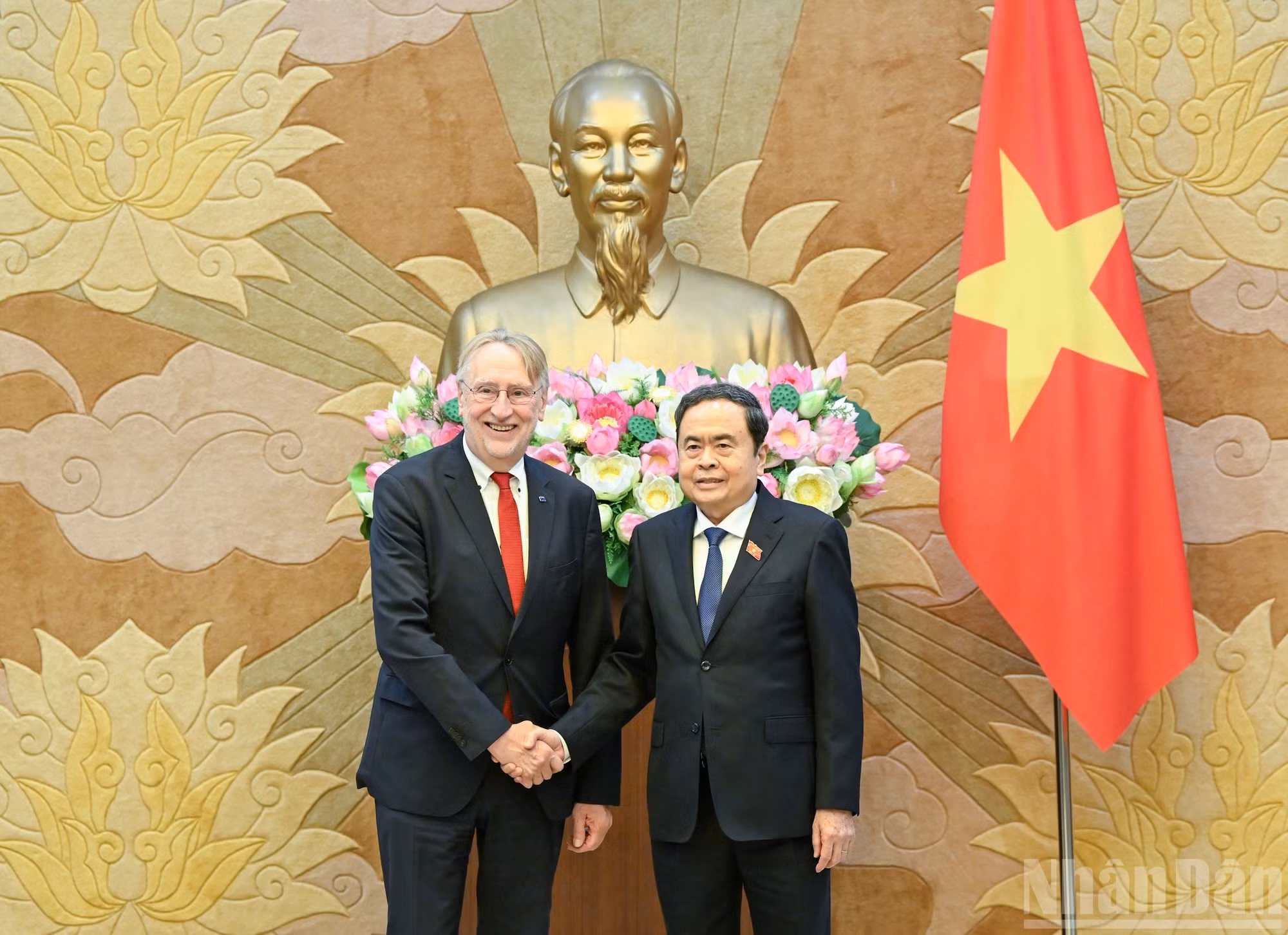 El presidente de la ANV, Tran Thanh Man, y el presidente de la Comisión de Comercio Internacional del Parlamento Europeo, Bernd Lange.