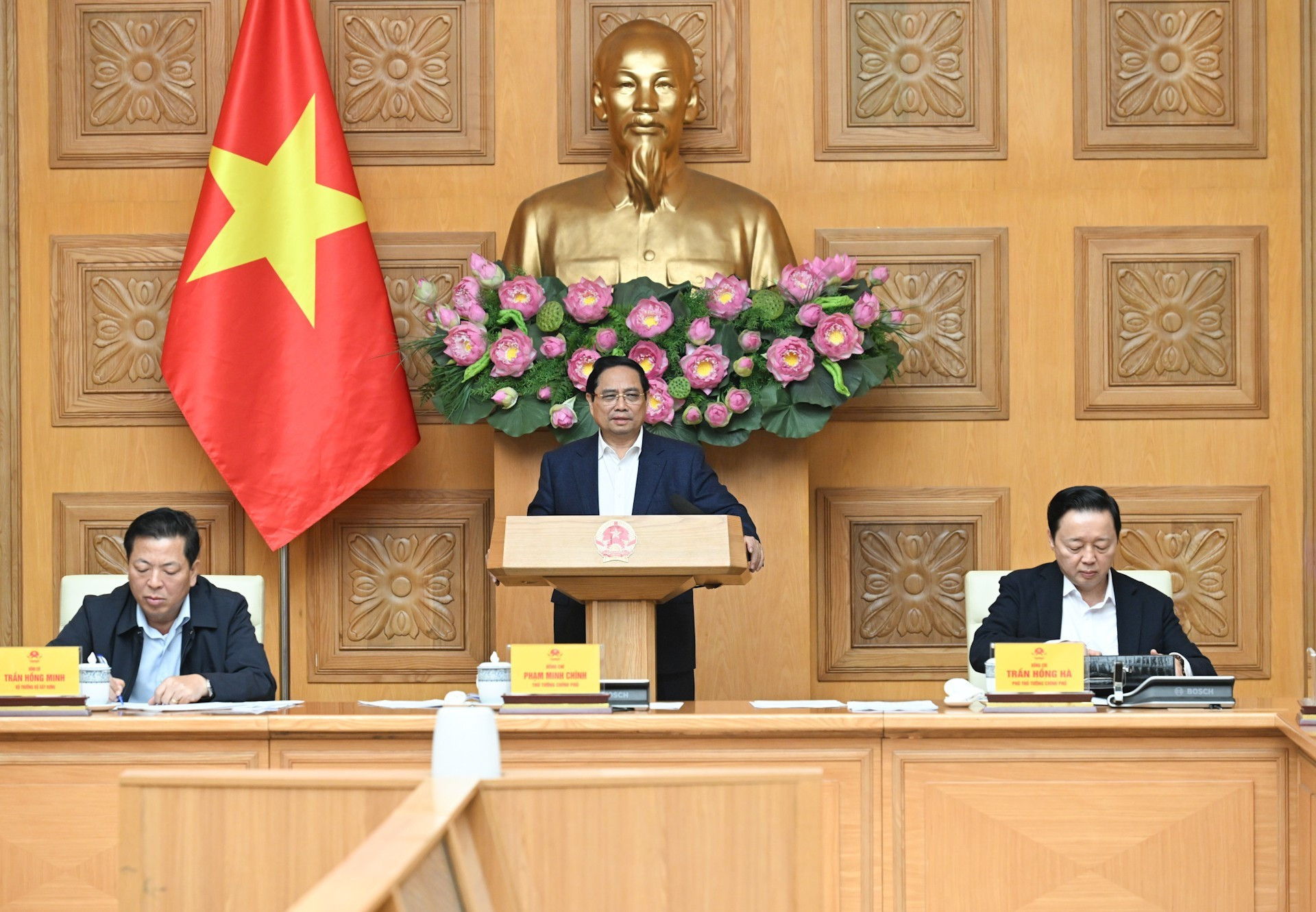 El primer ministro Pham Minh Chinh preside la conferencia.