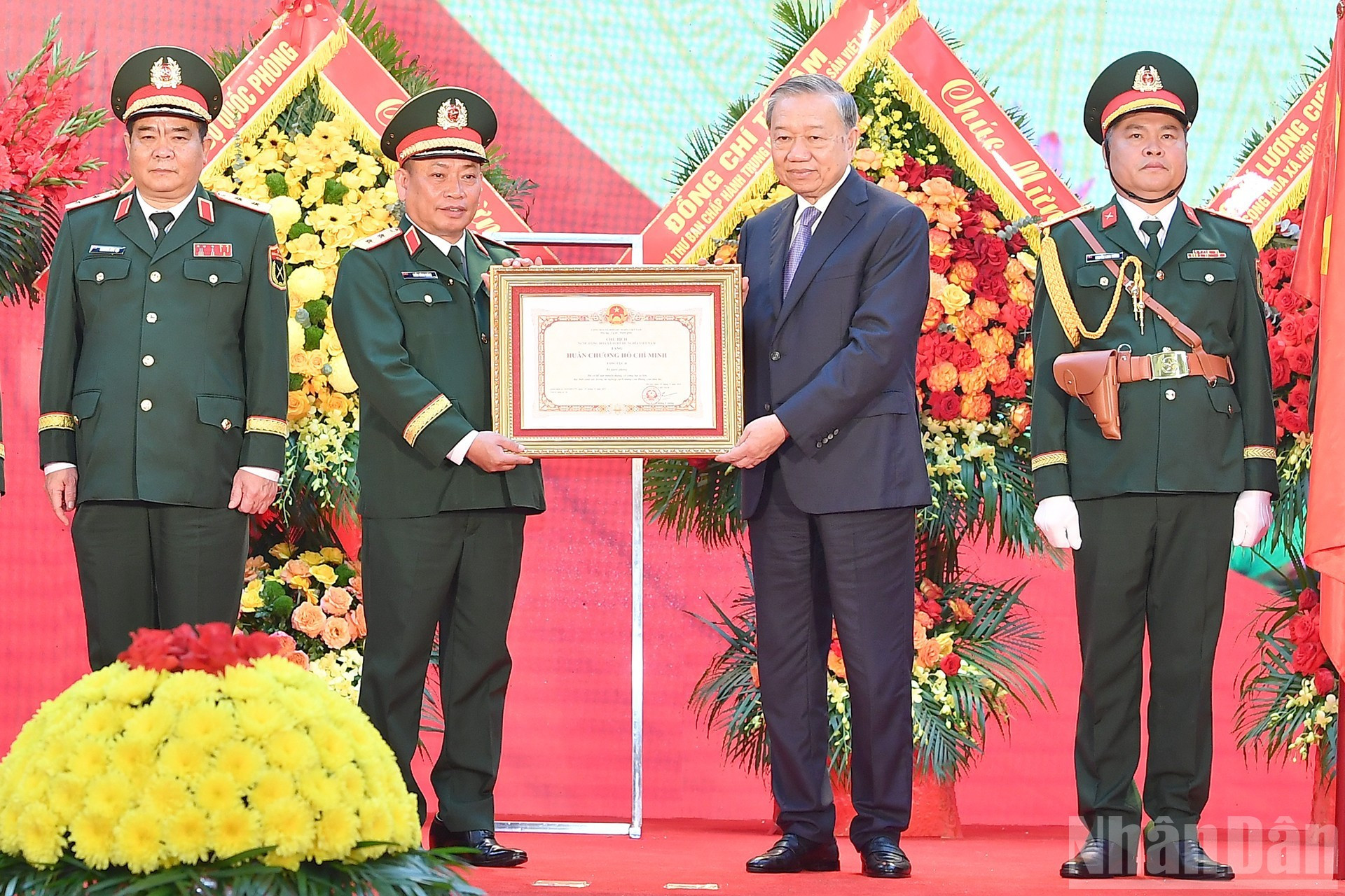 To Lam entrega la Orden de Ho Chi Minh al Departamento General II del Ministerio de Defensa. To Lam entrega la Orden de Ho Chi Minh al Departamento General II del Ministerio de Defensa.