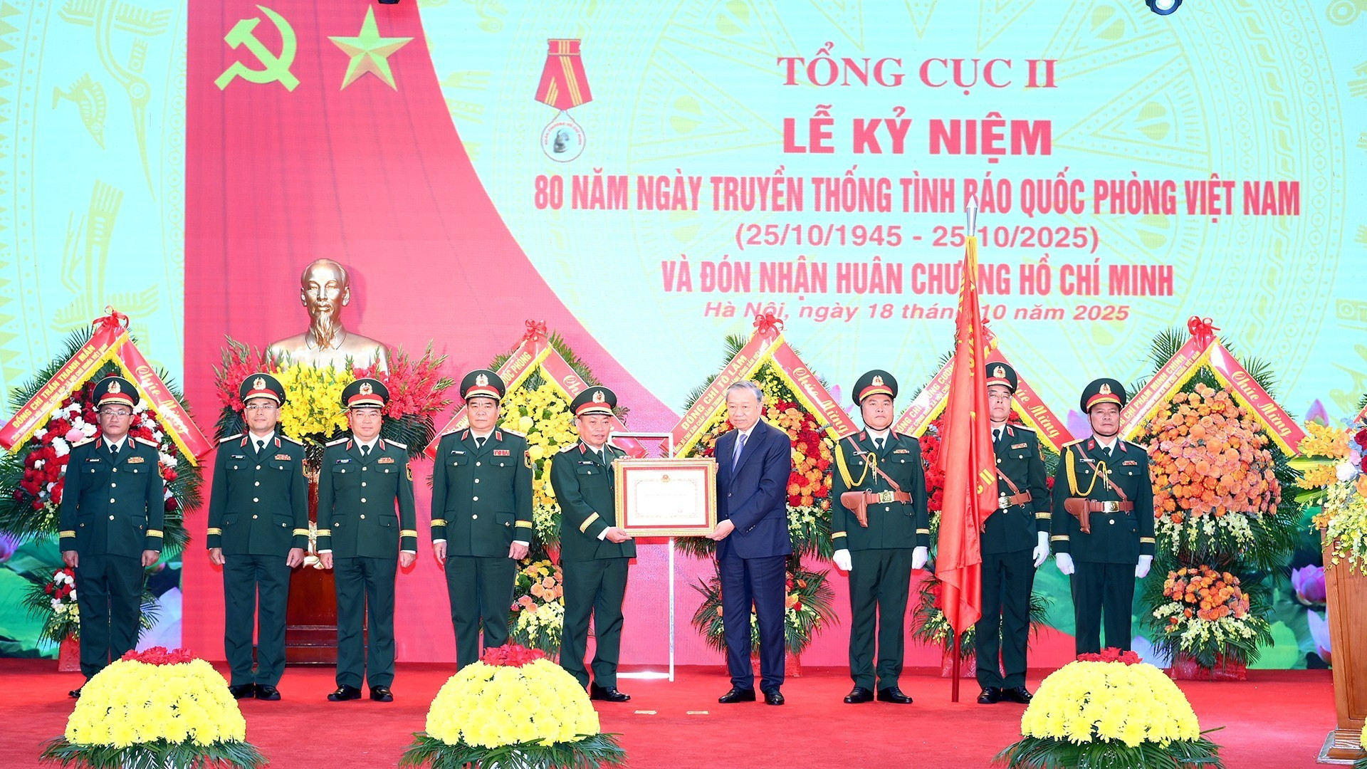 El secretario general del PCV y secretario de la Comisión Militar Central, To Lam, entrega la Orden de Ho Chi Minh al Departamento General II del Ministerio de Defensa.