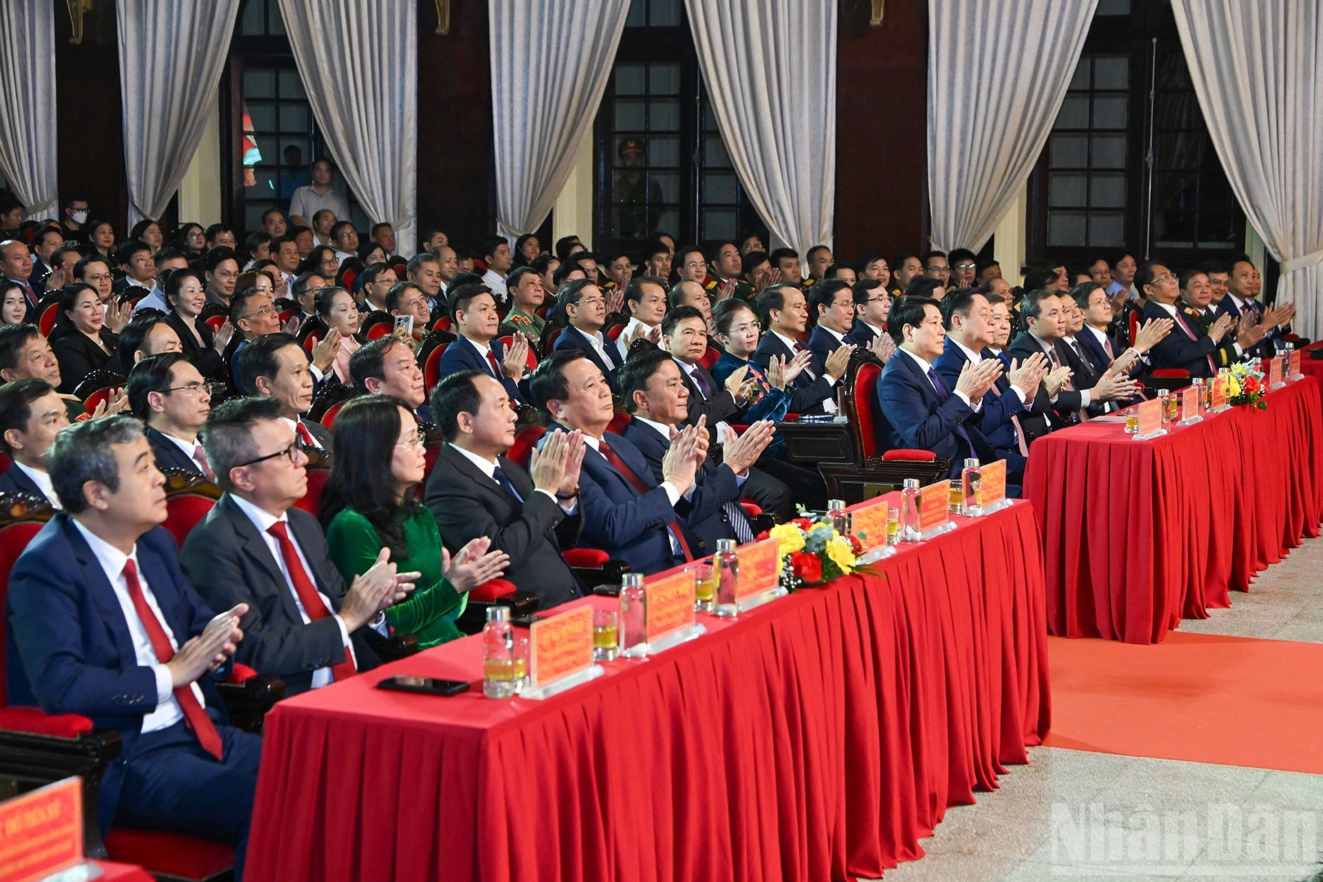 El presidente Luong Cuong y los delegados en la ceremonia. (Foto: VNA) El presidente Luong Cuong y los delegados en la ceremonia. (Foto: VNA)