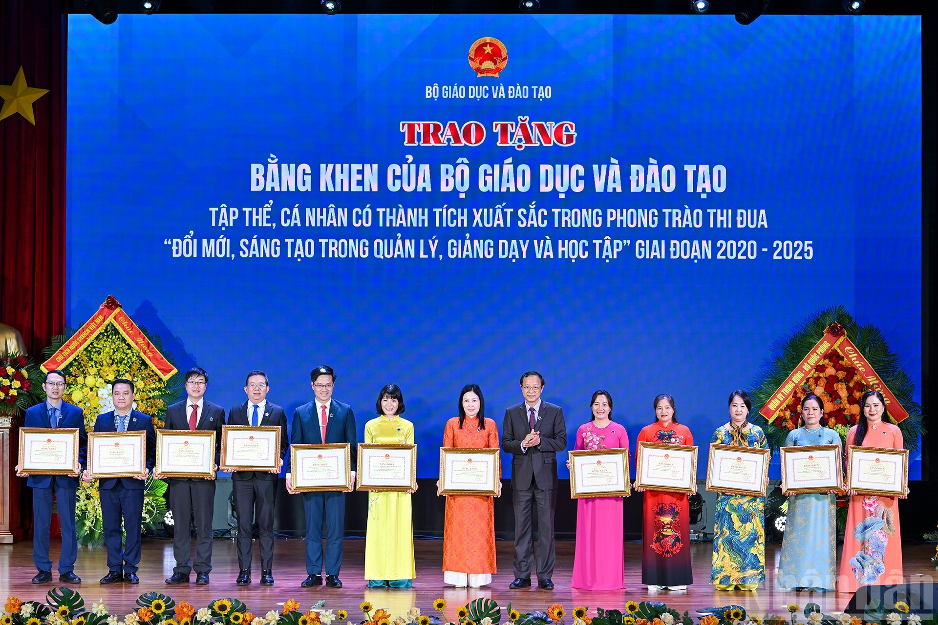 El viceministro permanente de Educación y Formación, Pham Ngoc Thuong, otorga certificados de mérito a colectivos con sobresalientes resultados en el movimiento “Innovación y creatividad en gestión, docencia y aprendizaje” durante el período 2020–2025.