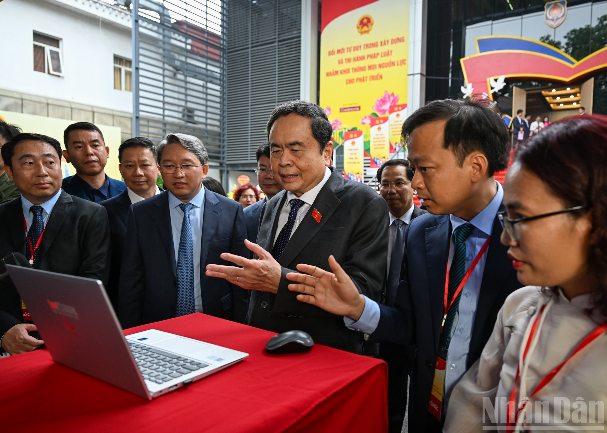 El presidente del Parlamento, Tran Thanh Man, escucha la presentación de la plataforma Asistente Jurídico con Inteligencia Artificial. (Foto: DUY LINH)