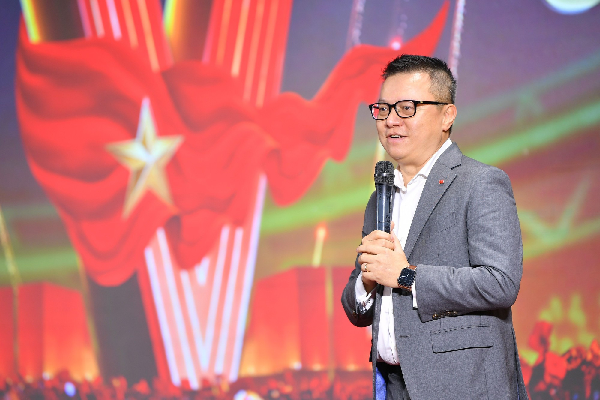 Le Quoc Minh, miembro del Comité Central (CC) del Partido Comunista de Vietnam (PCV), presidente-editor del periódico Nhan Dan, subjefe de la Comisión de Propaganda y Movilización de Masas del CC del PCV y titular de la Asociación de Periodistas de Vietnam, intervino en la proyección.