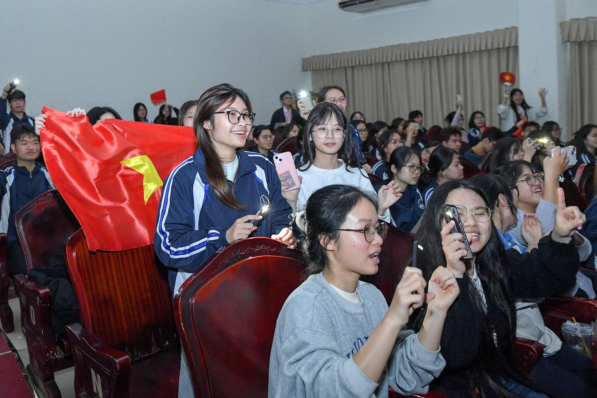 Colmado de energía, el auditorio evoca la atmósfera del programa “La Patria en el corazón” celebrado antes en el Estadio Nacional My Dinh, en Hanói.
