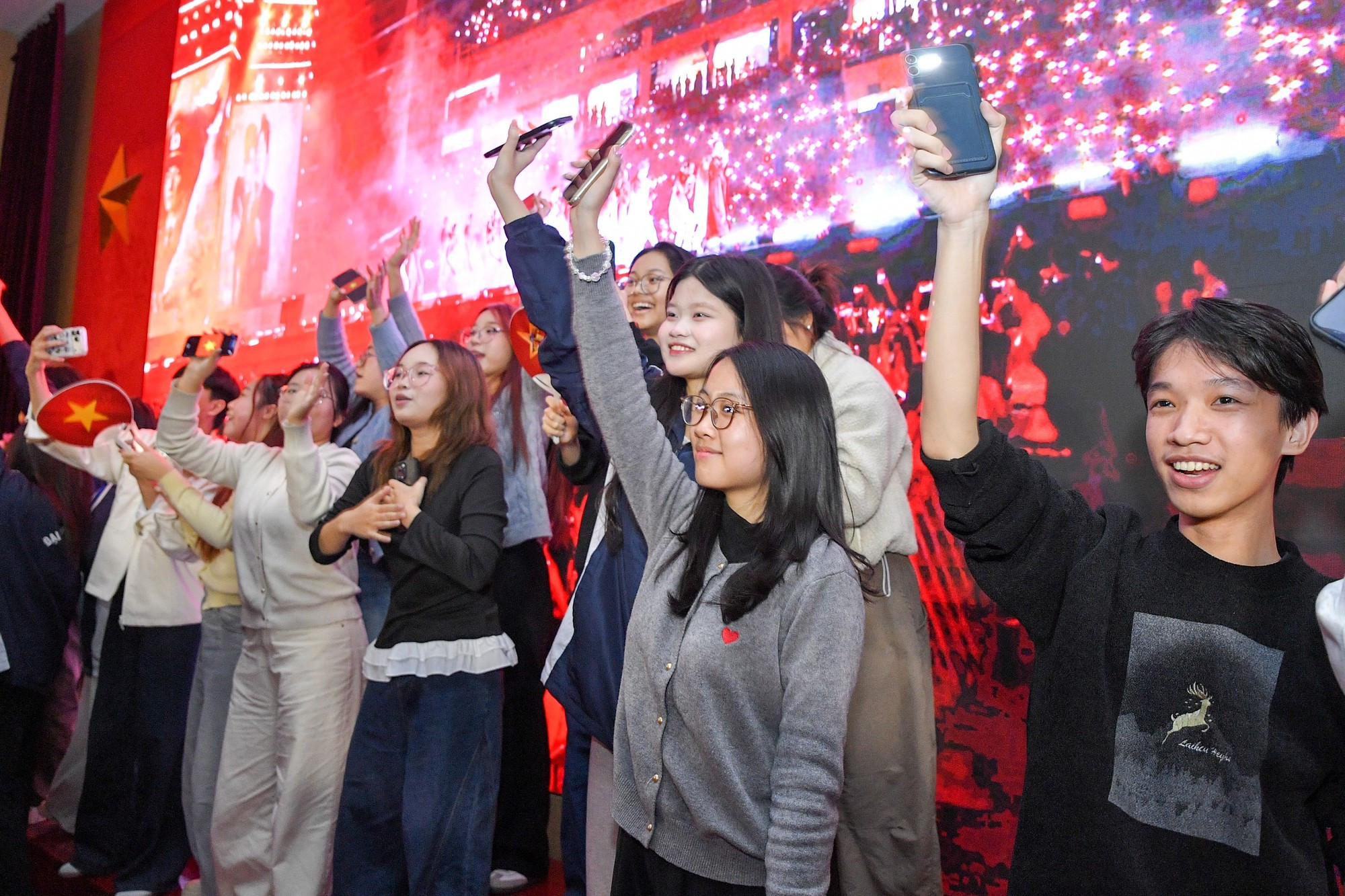 Los jóvenes se sumergen en las melodías revolucionarias reinterpretadas con un estilo juvenil y moderno.