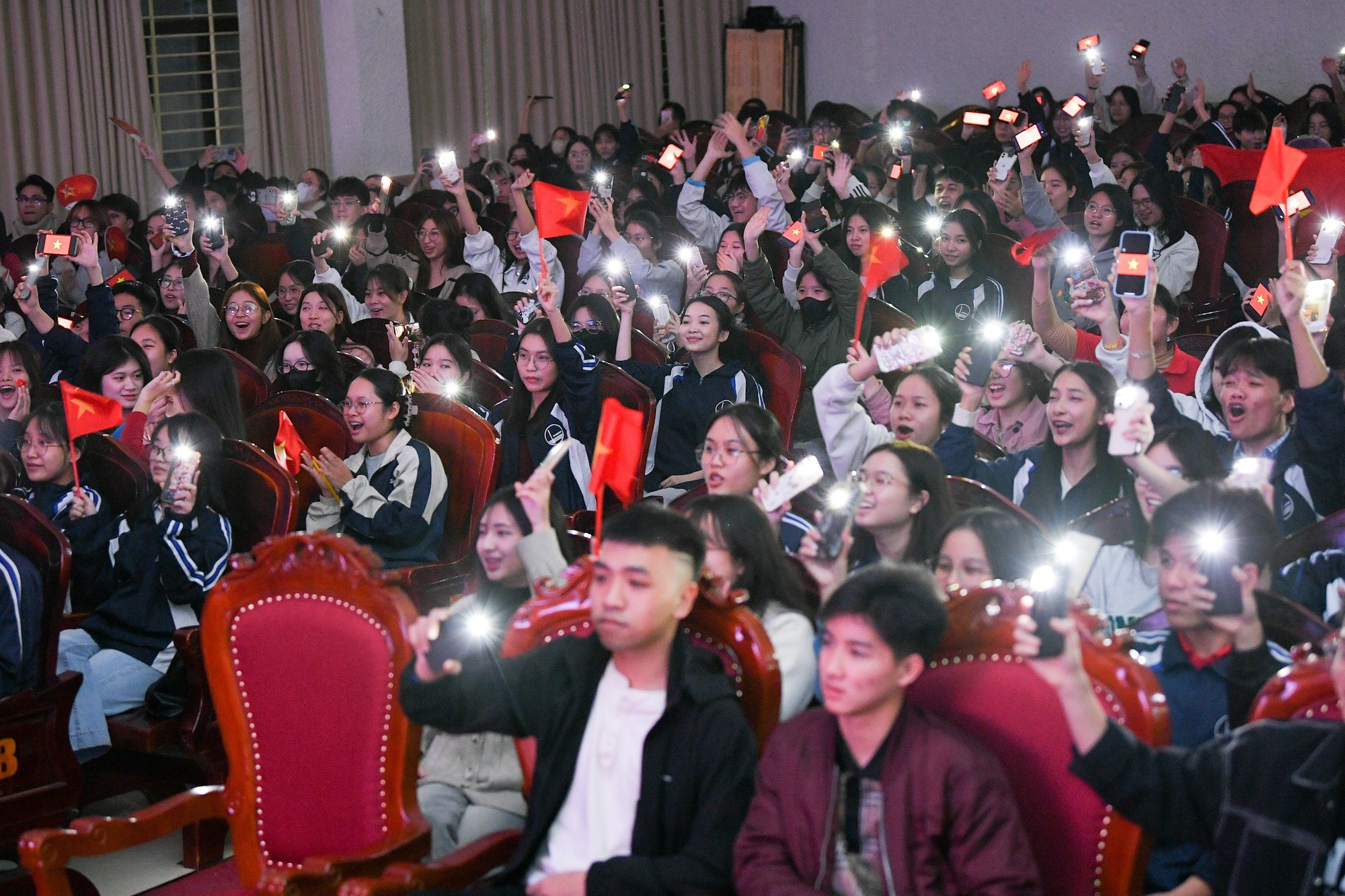 La película alimenta el espíritu patriótico y genera una especial sintonía emocional entre los estudiantes.