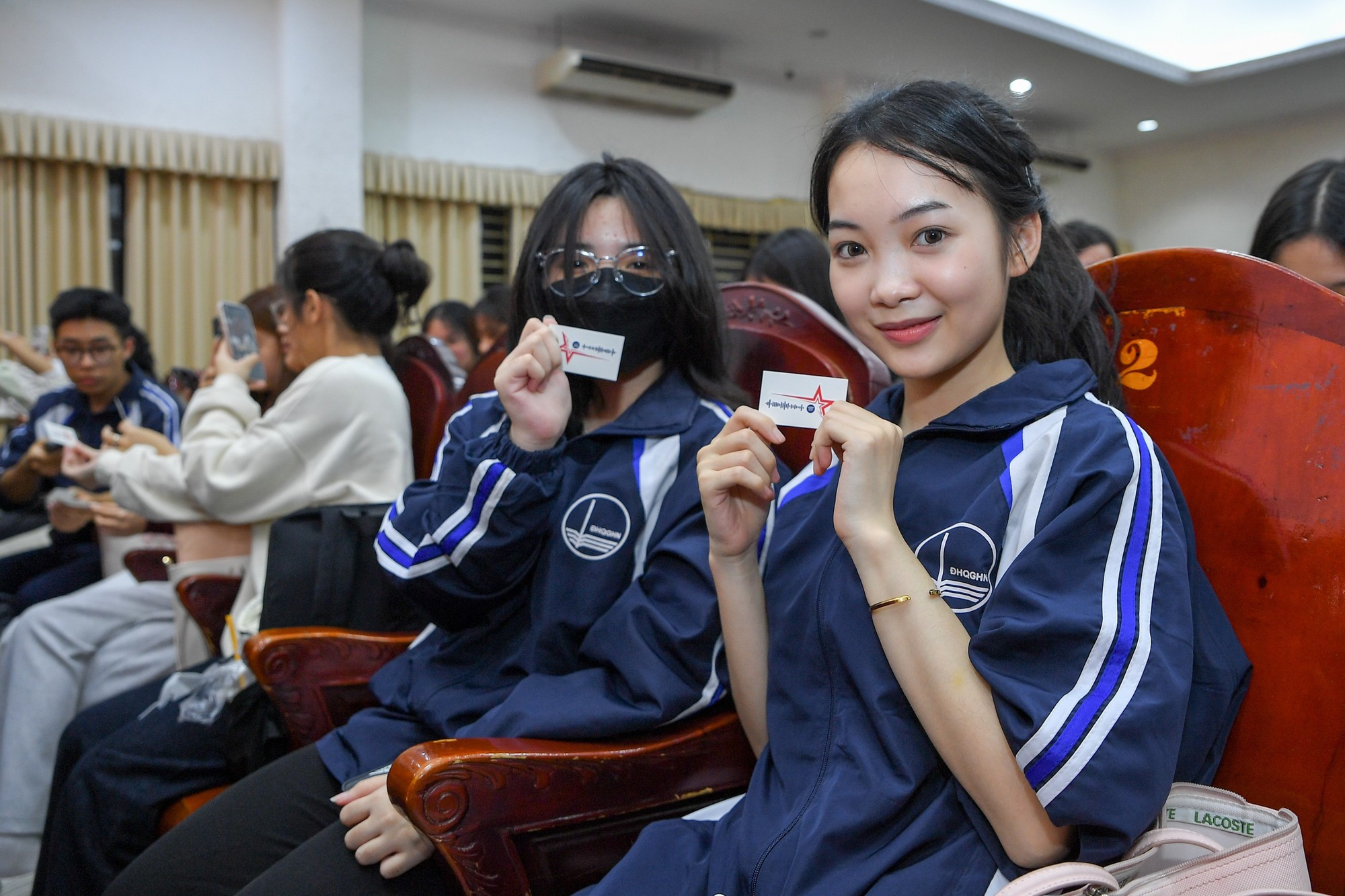 Estudiantes reciben obsequios especiales del periódico Nhan Dan.