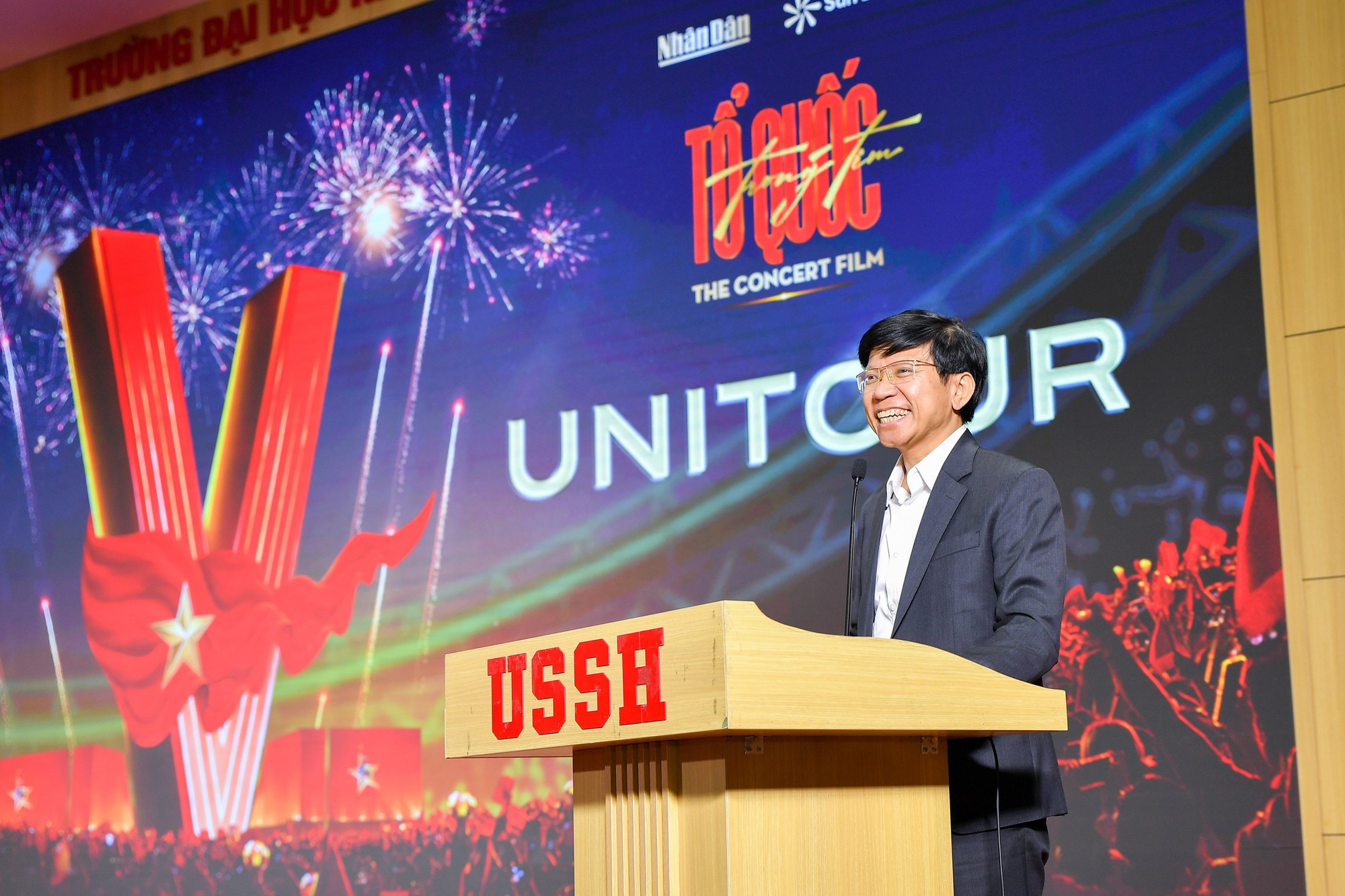 El rector de la Universidad de Ciencias Sociales y Humanidades, Hoang Anh Tuan, pronuncia un discurso en el acto.