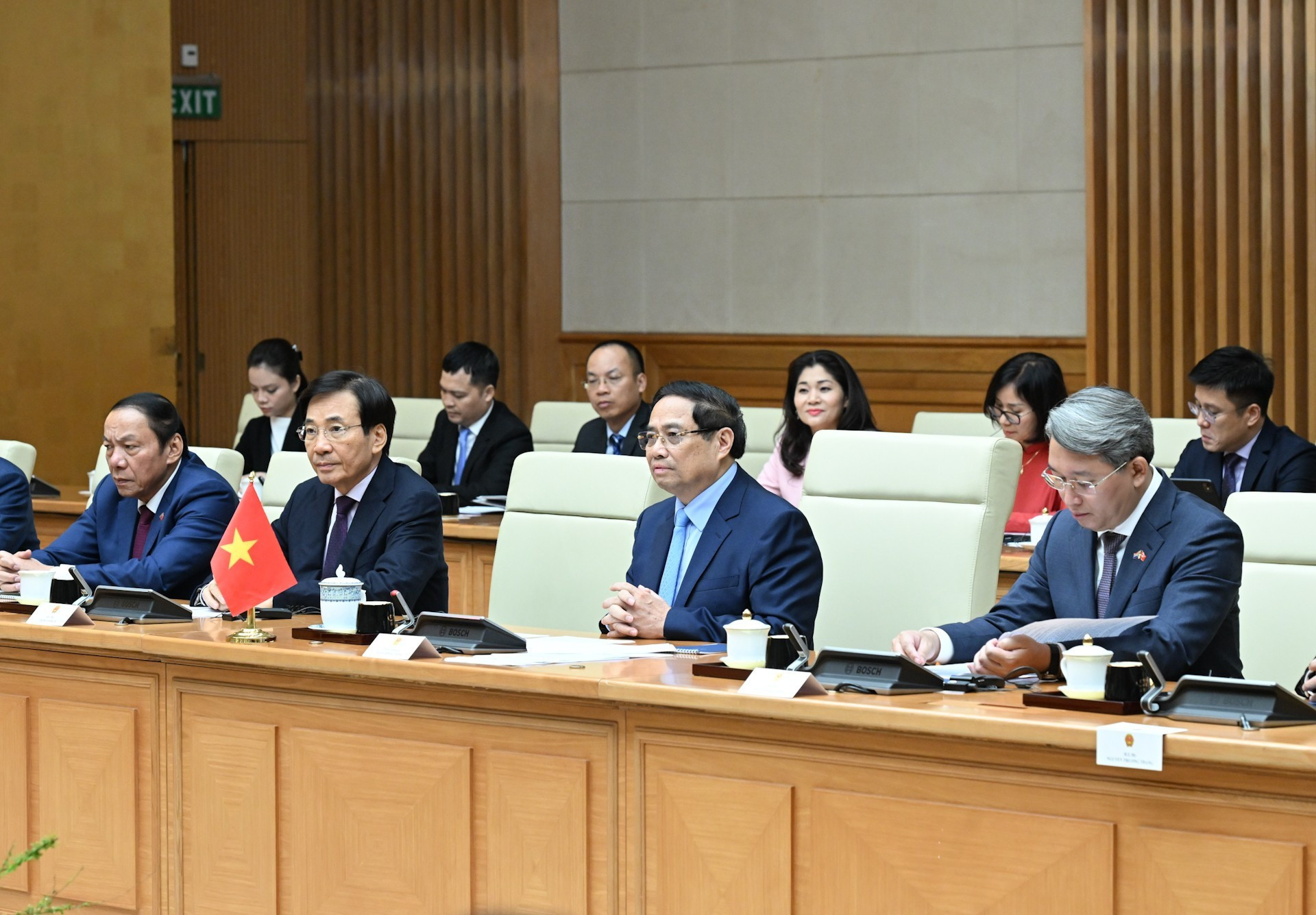 El primer ministro Pham Minh Chinh y los miembros del Gobierno vietnamita participan en el encuentro. El primer ministro Pham Minh Chinh y los miembros del Gobierno vietnamita participan en el encuentro.
