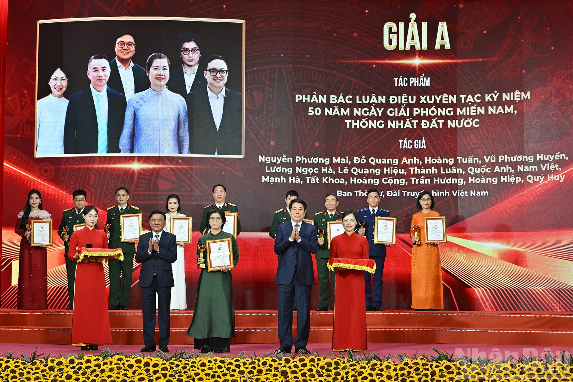 El presidente Luong Cuong y el miembro permanente del Secretariado del Comité Central del PCV, Tran Cam Tu, entregan los premios A a los autores y grupos de autores ganadores. (Foto: VNA) El presidente Luong Cuong y el miembro permanente del Secretariado del Comité Central del PCV, Tran Cam Tu, entregan los premios A a los autores y grupos de autores ganadores. (Foto: VNA)