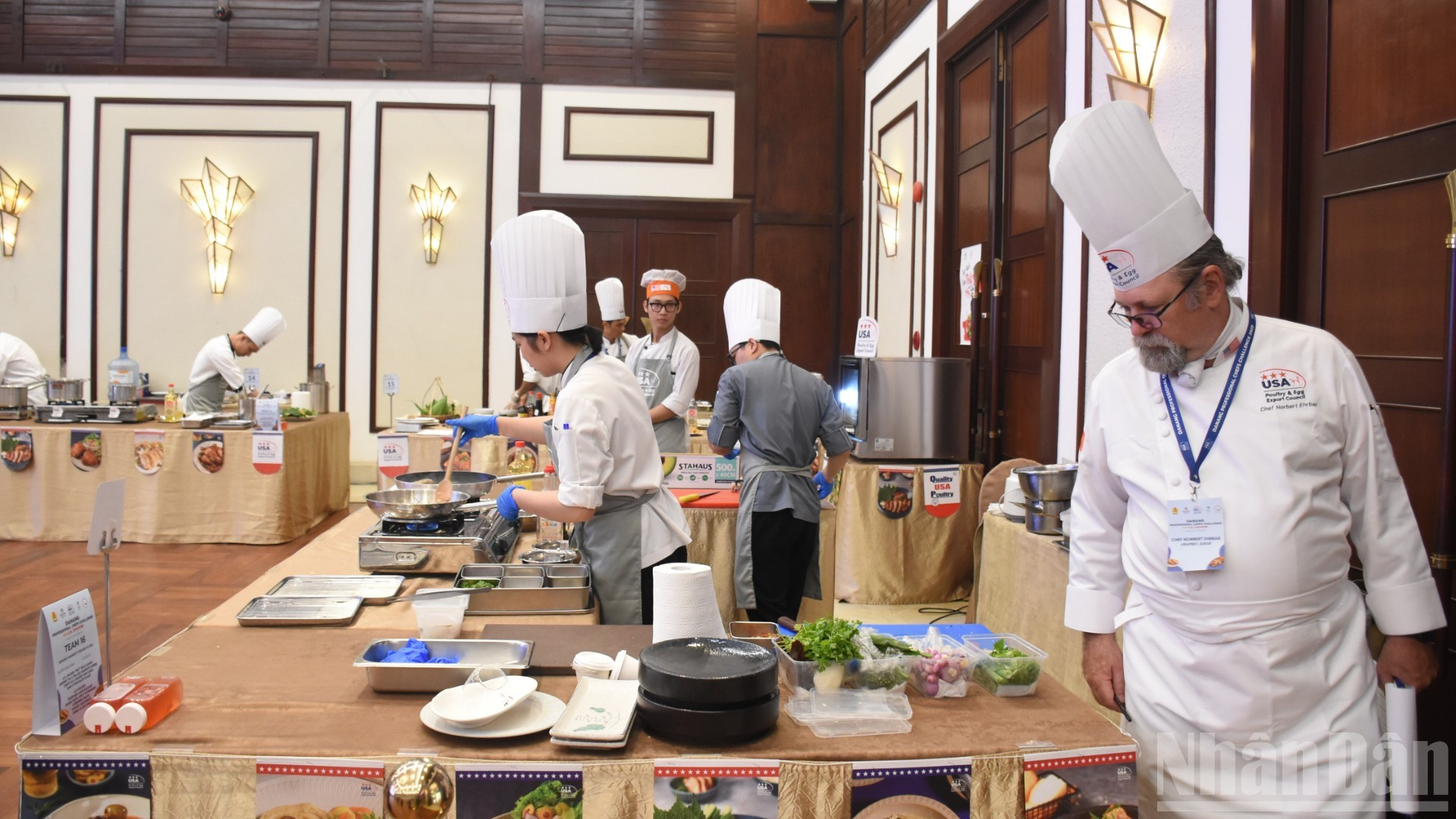 Los jueces observan minuciosamente cada detalle en el uso de los ingredientes y el cumplimiento de las normas de higiene alimentaria.