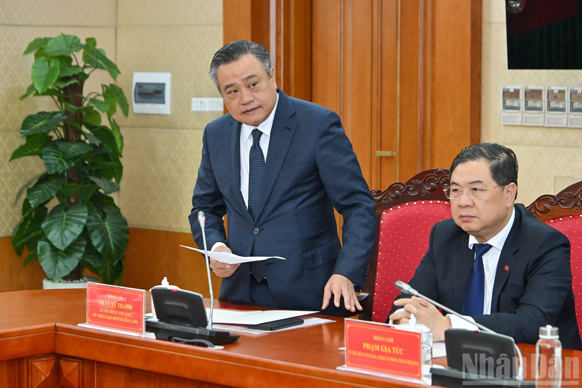 El jefe de la Comisión de Control Disciplinario del Comité Central del PCV, Tran Sy Thanh, interviene en la conferencia.