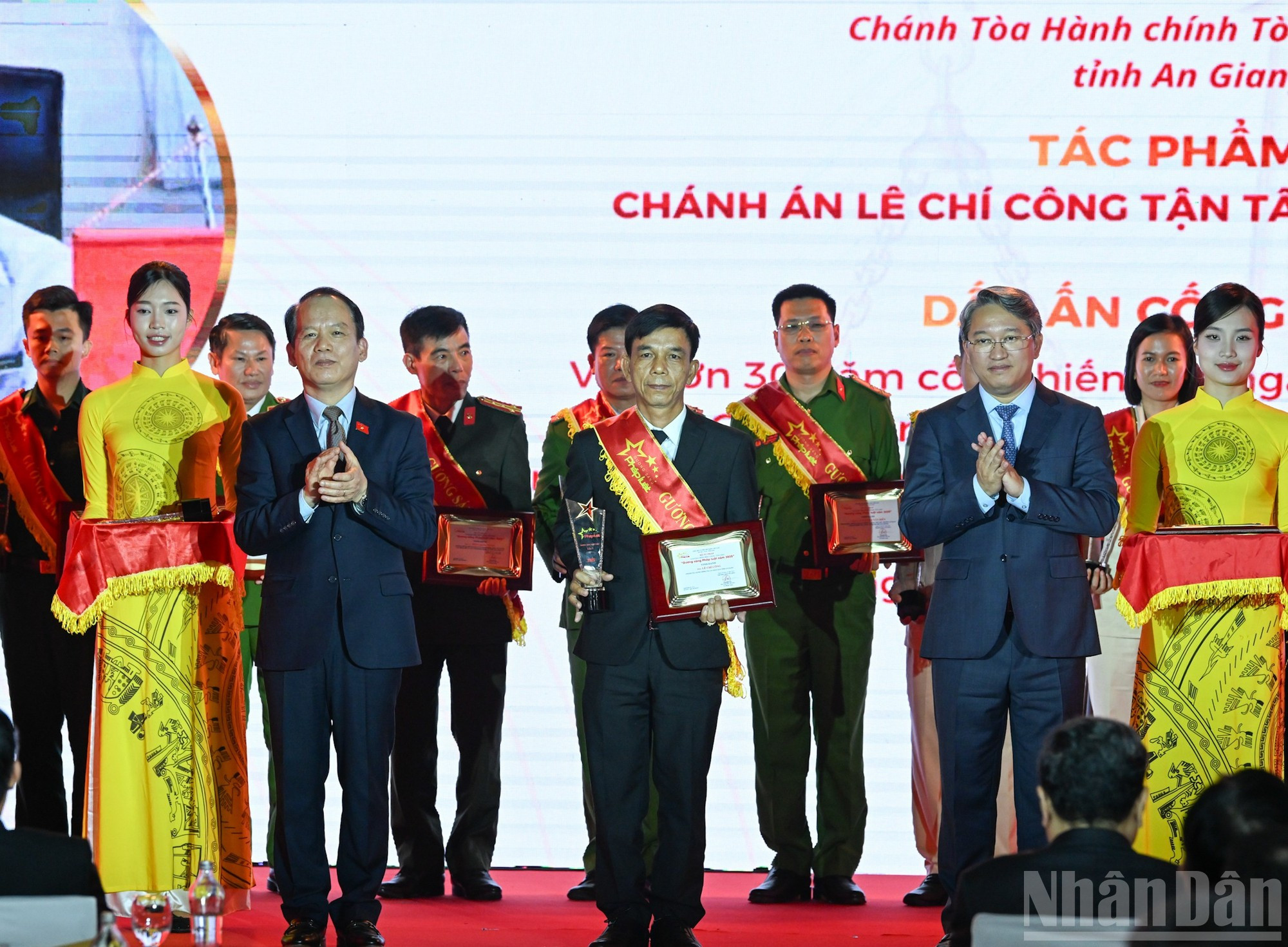 El presidente del Parlamento, Tran Thanh Man, y el viceprimer ministro Ho Quoc Dung entregan símbolos honoríficos en reconocimiento a los ejemplos destacados en la observancia de la ley en su tercera edición. (Foto: DUY LINH)