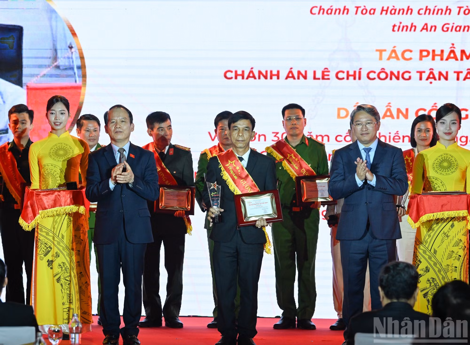 El presidente del Parlamento, Tran Thanh Man, y el viceprimer ministro Ho Quoc Dung entregan símbolos honoríficos en reconocimiento a los ejemplos destacados en la observancia de la ley en su tercera edición. (Foto: DUY LINH)