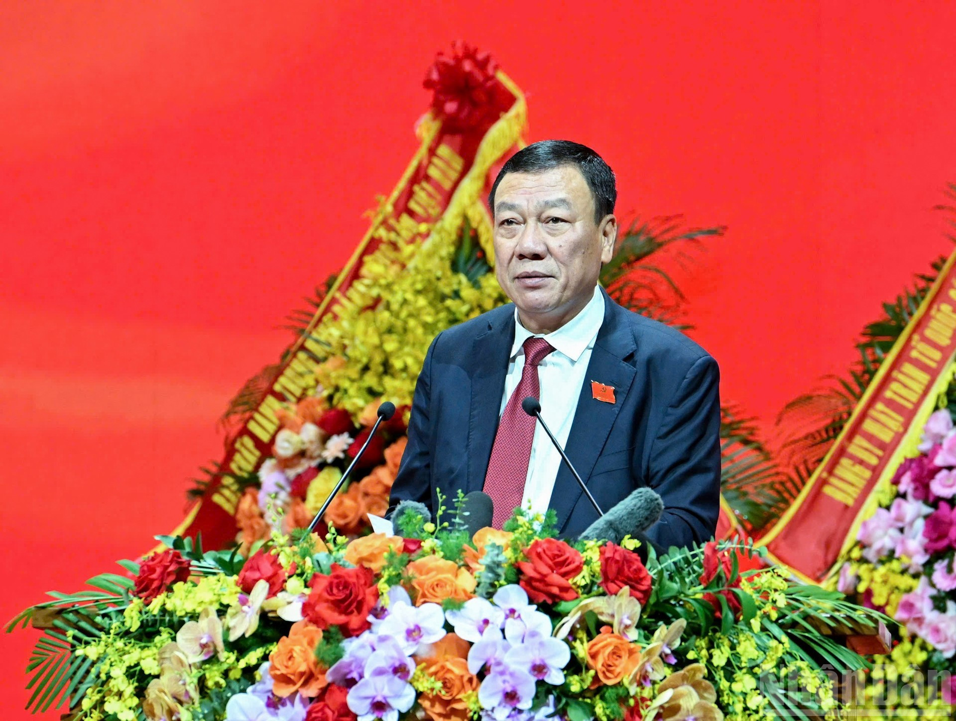 El inspector general del Gobierno, Doan Hong Phong, presenta el informe de verificación de credenciales de los delegados. El inspector general del Gobierno, Doan Hong Phong, presenta el informe de verificación de credenciales de los delegados.