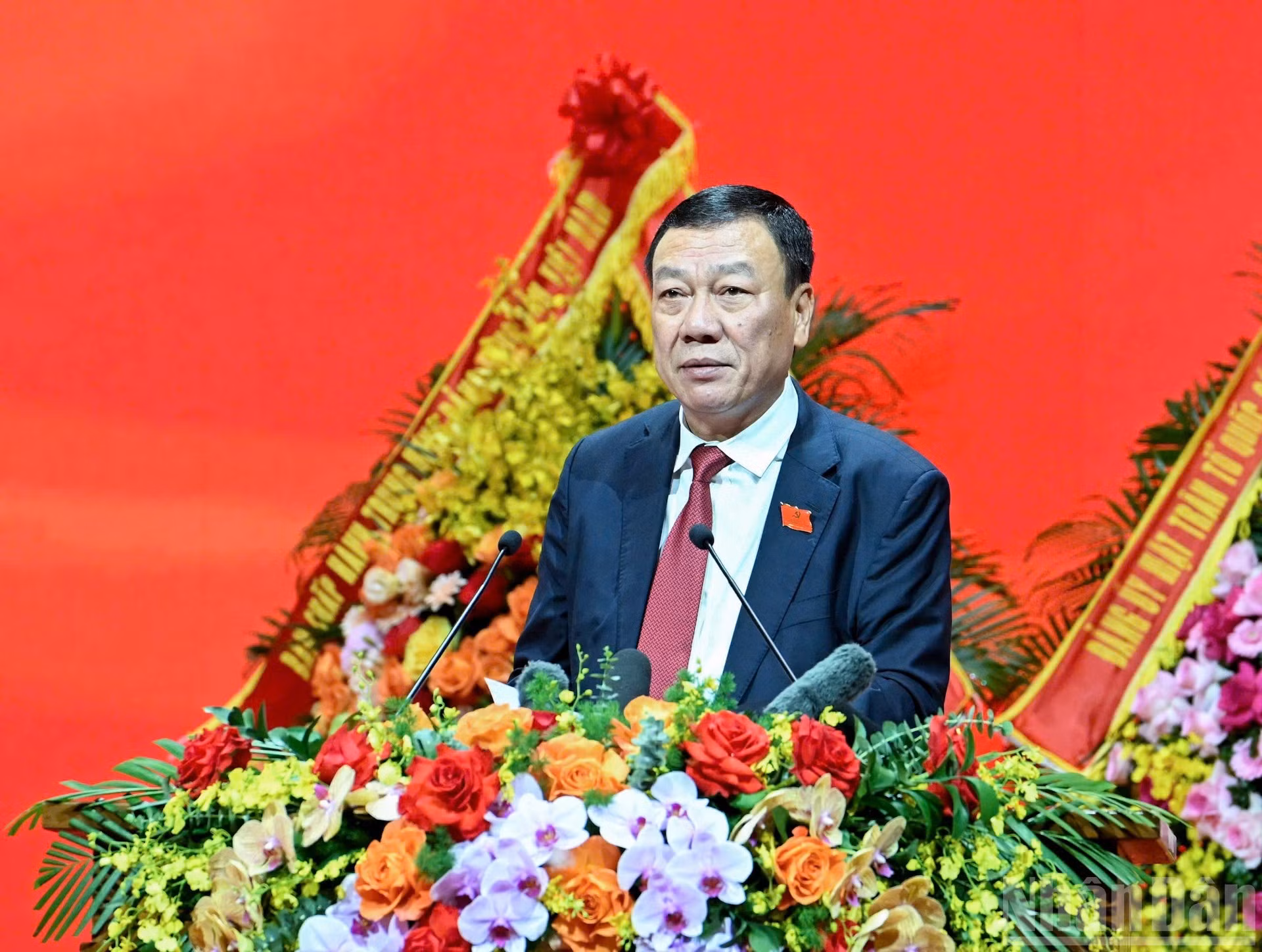 El inspector general del Gobierno, Doan Hong Phong, presenta el informe de verificación de credenciales de los delegados.